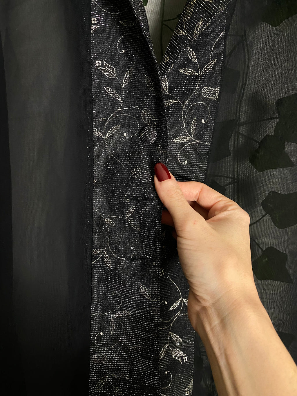 Camicia velata spalle larghe con dettagli argentati