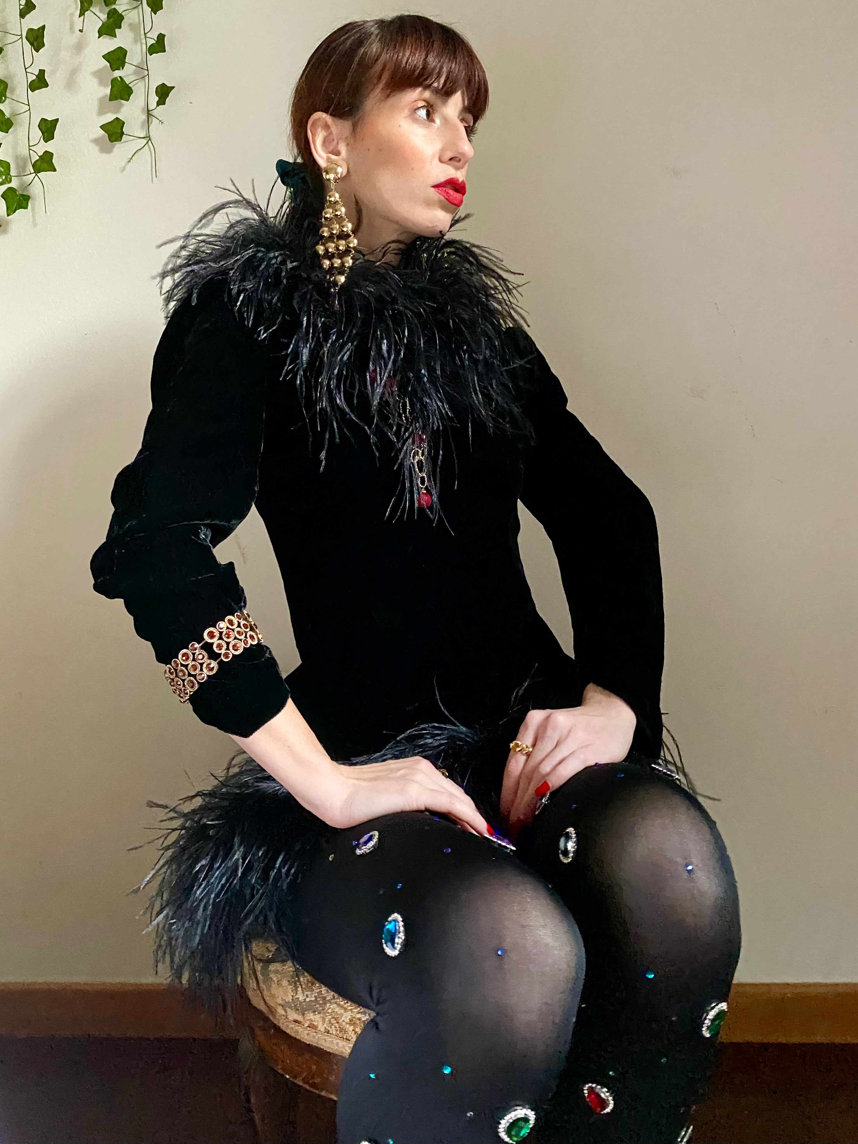 Abito capodanno a tubino in velluto con dettagli in piume