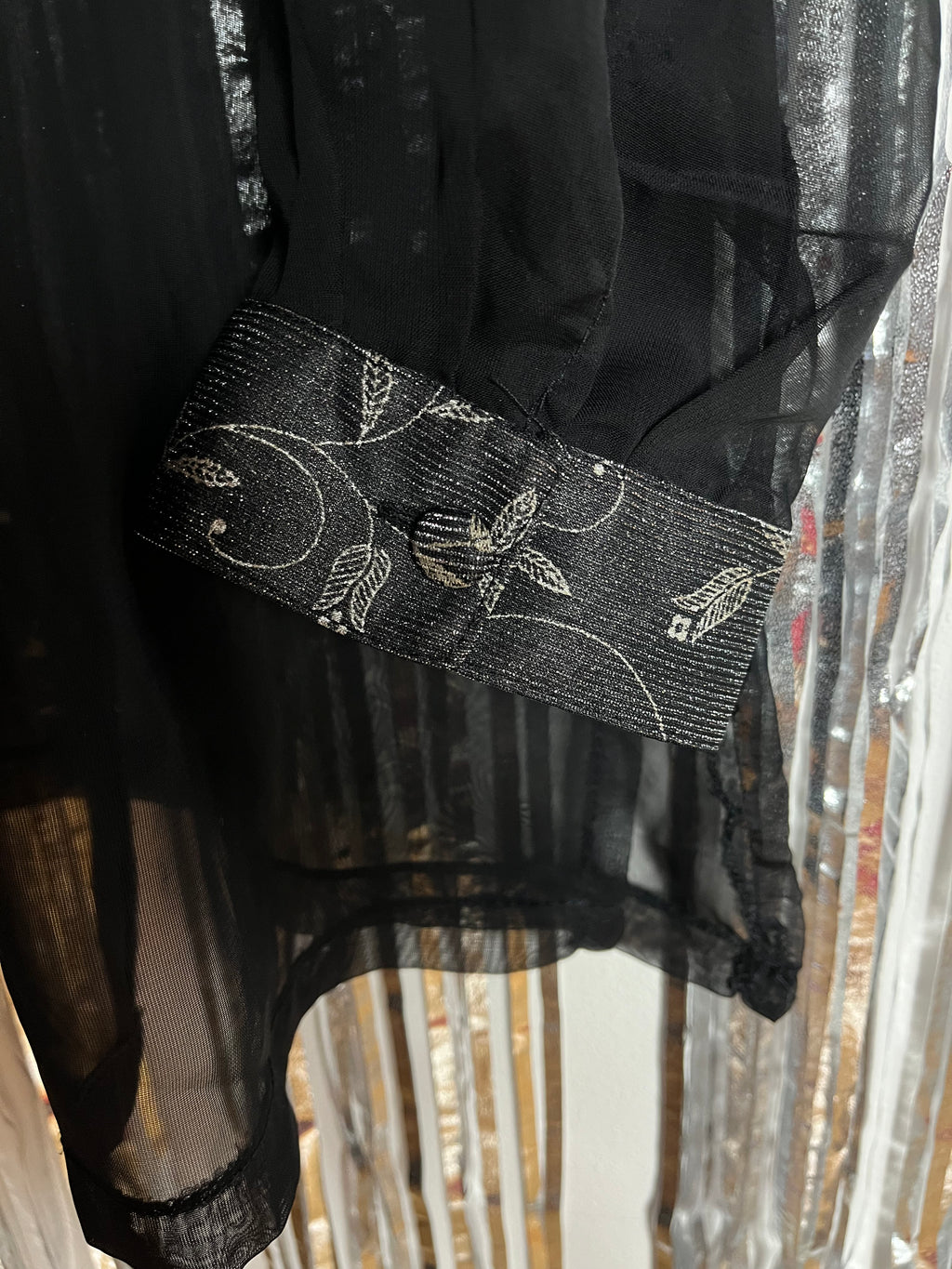 Camicia velata spalle larghe con dettagli argentati