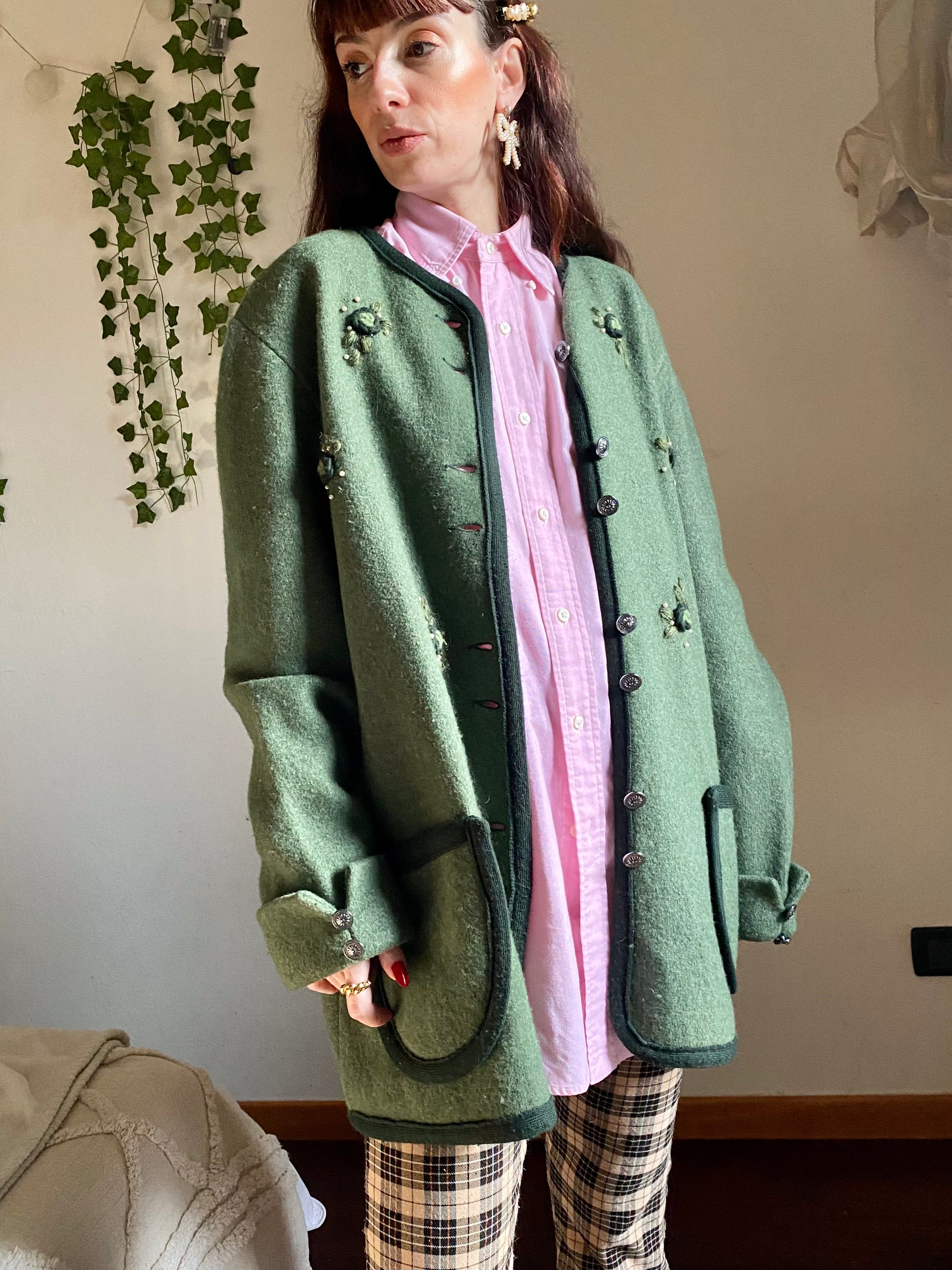 Giacca tirolese oliva con fiorellini e perline