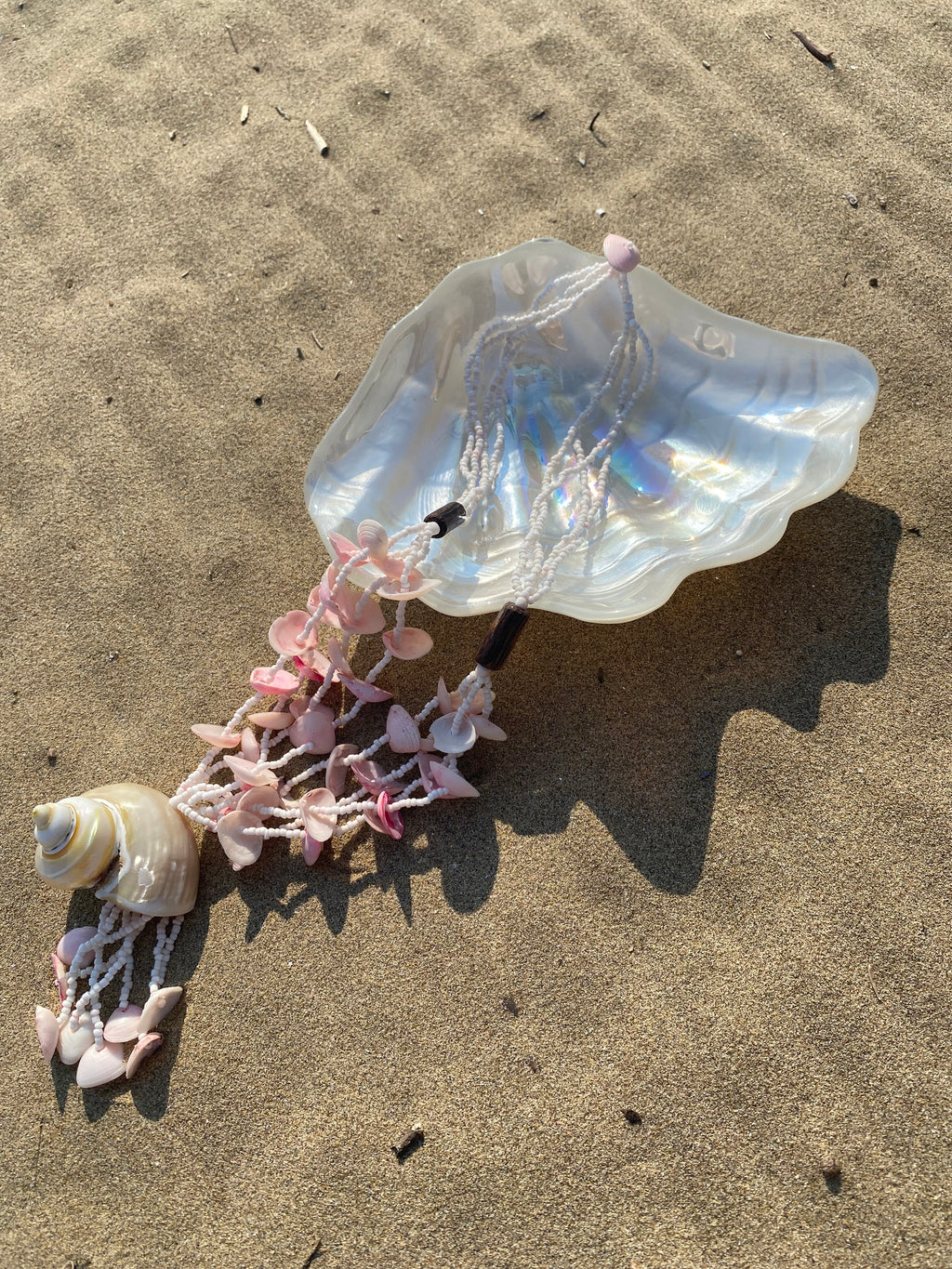 Marea collana con perle e conchiglie naturali