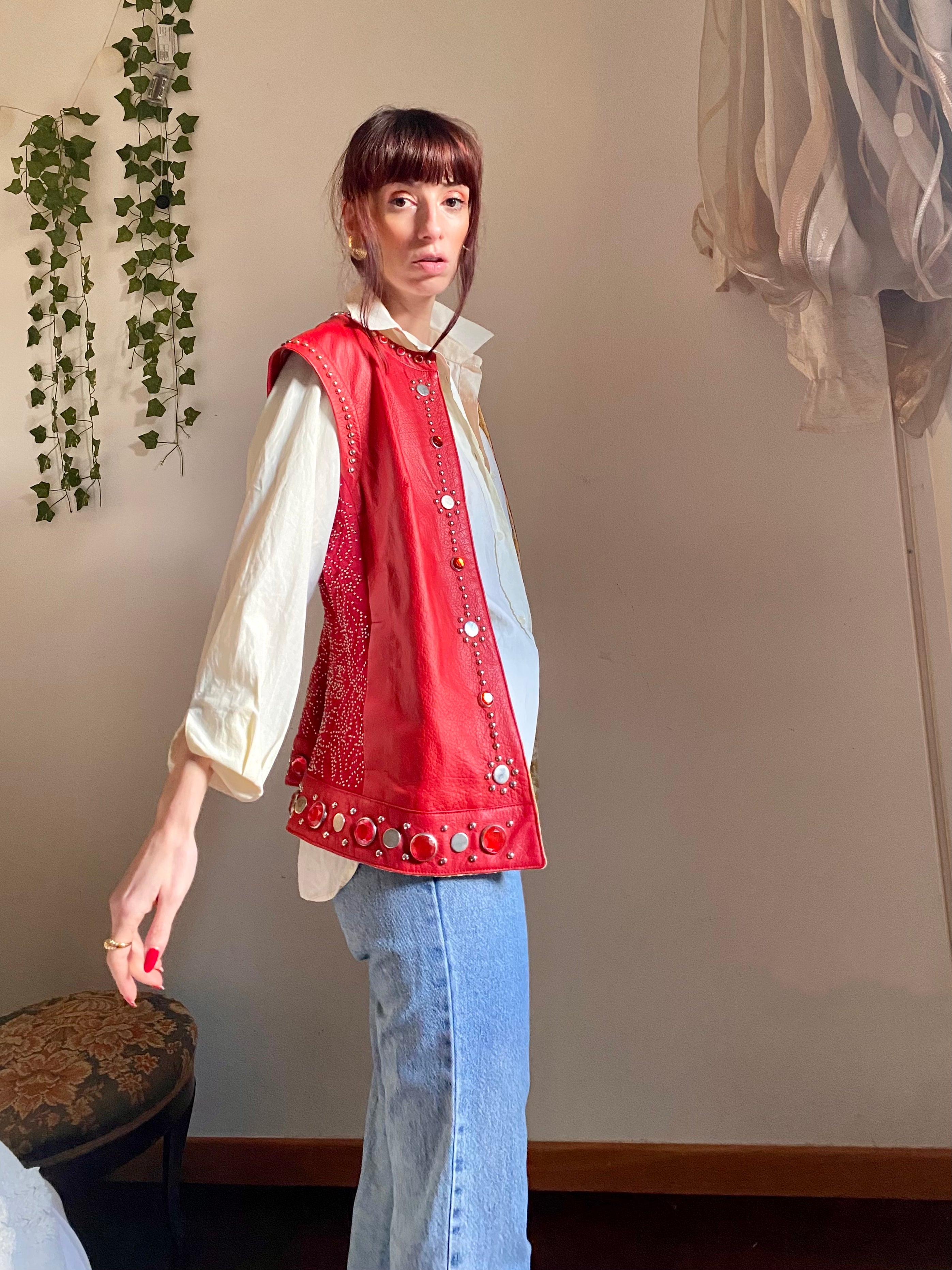 Gilet in vera pelle con pietre e borchie