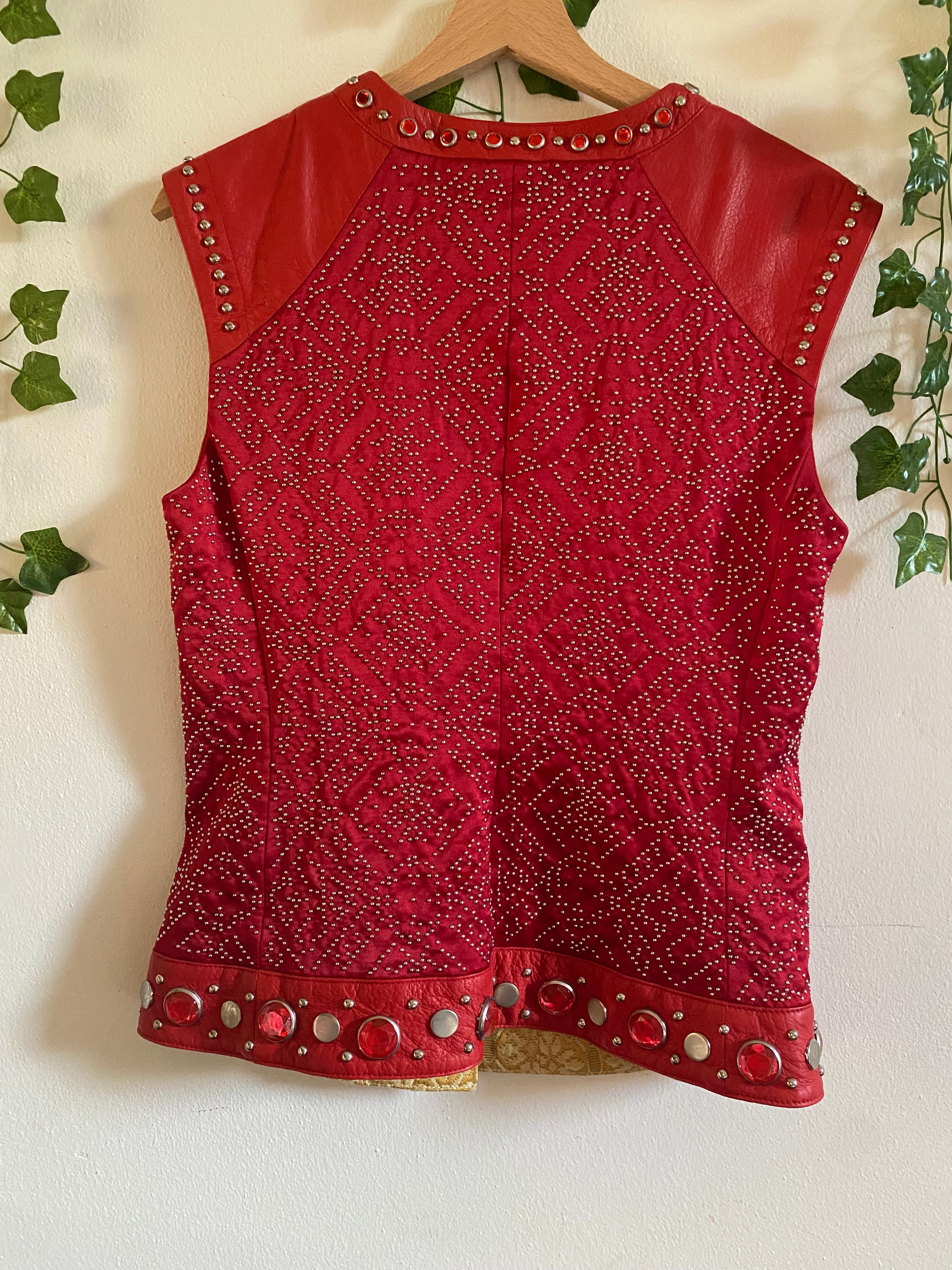 Gilet in vera pelle con pietre e borchie