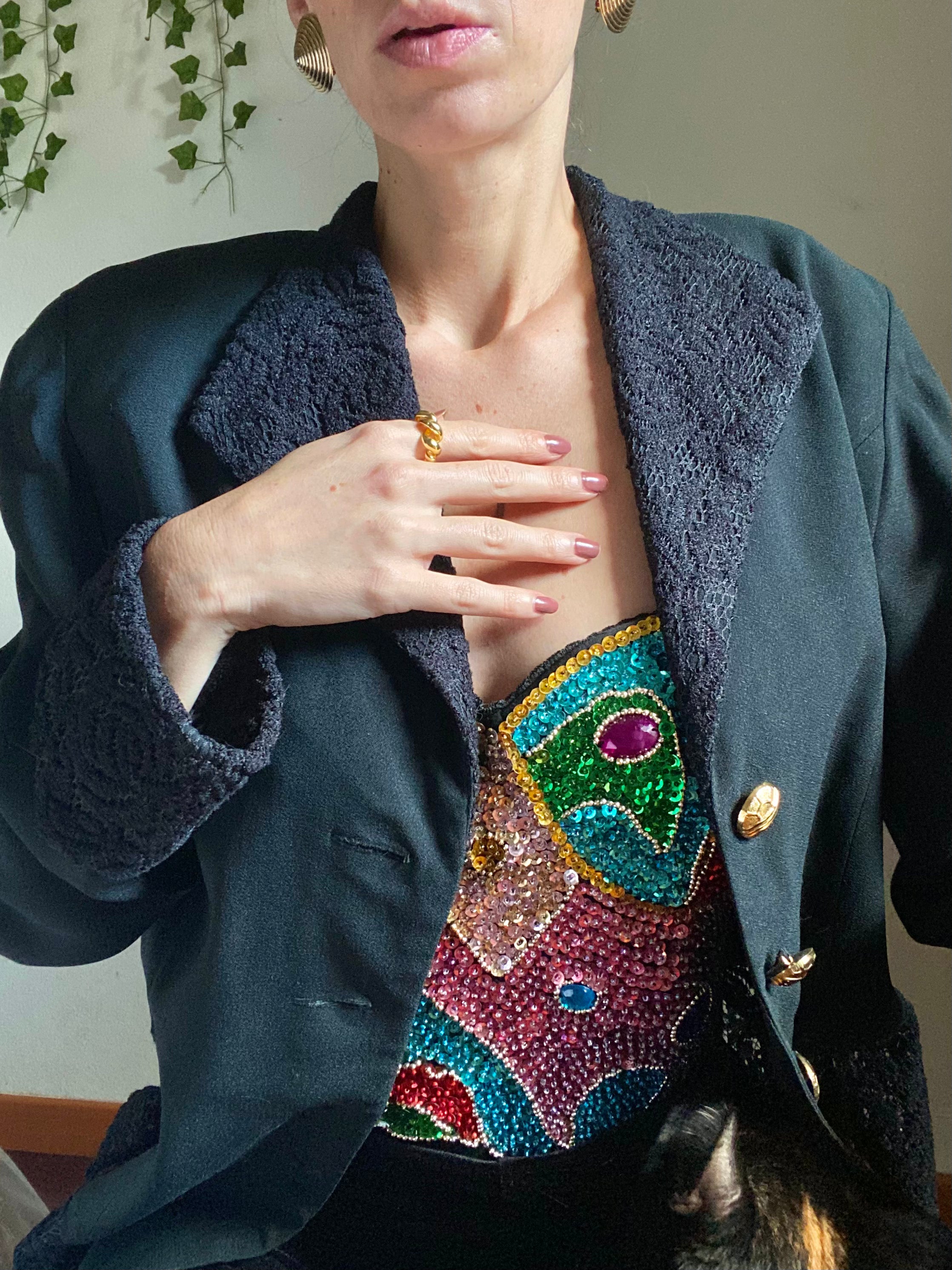 Blazer sfiancato con dettagli in pizzo e bottoni gioiello