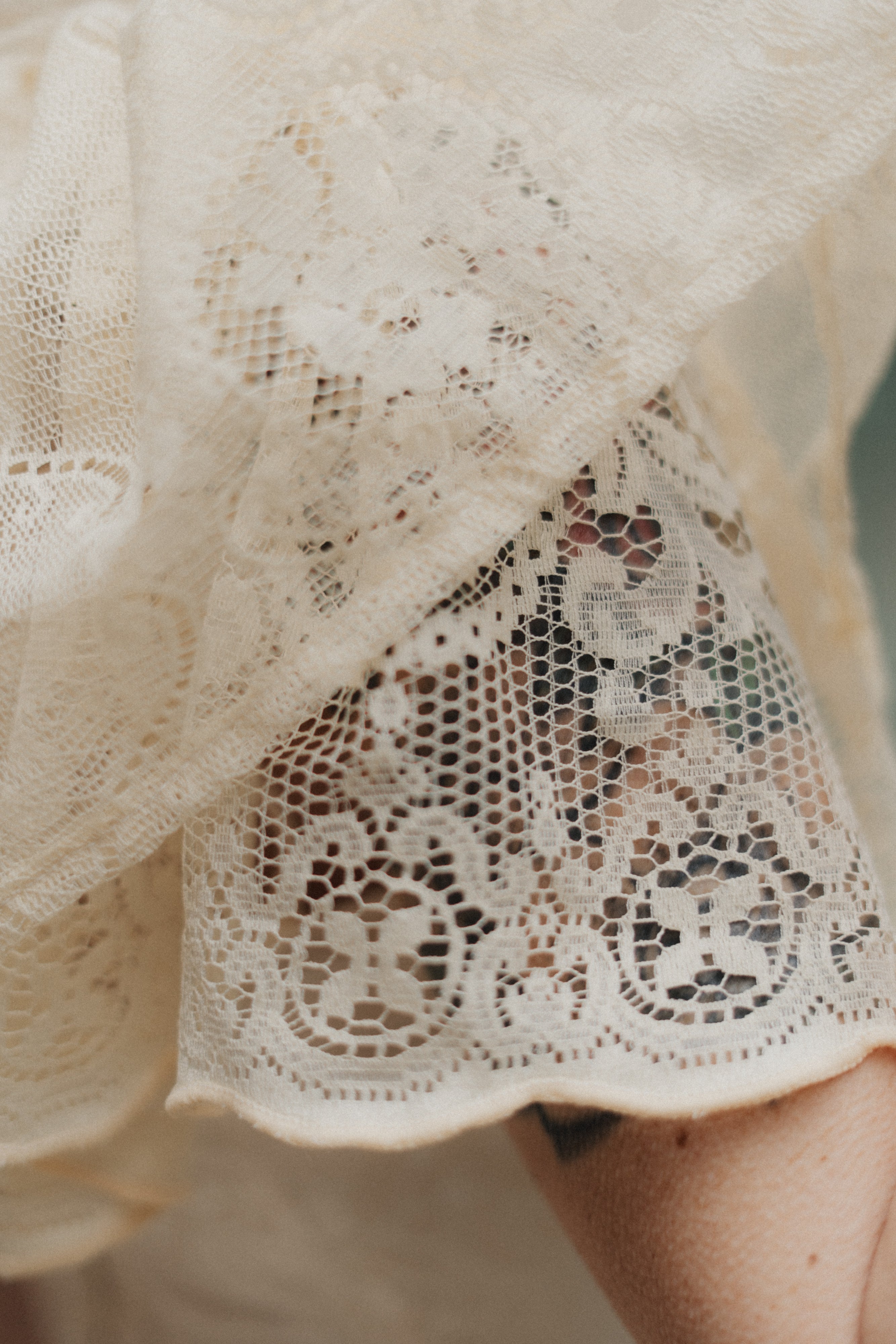 Mantellina stile vittoriano in pizzo antico veneziano pastello