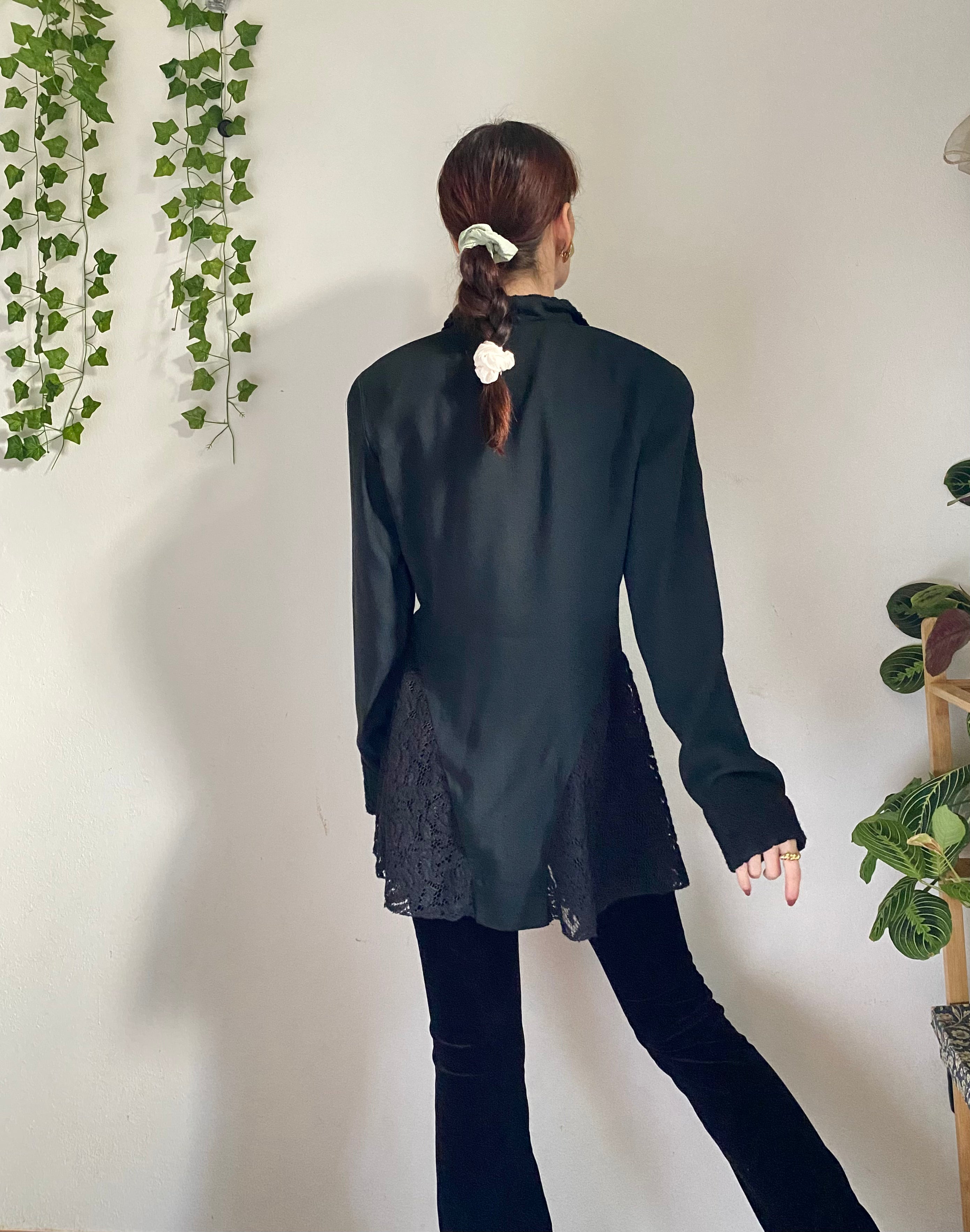 Blazer sfiancato con dettagli in pizzo e bottoni gioiello