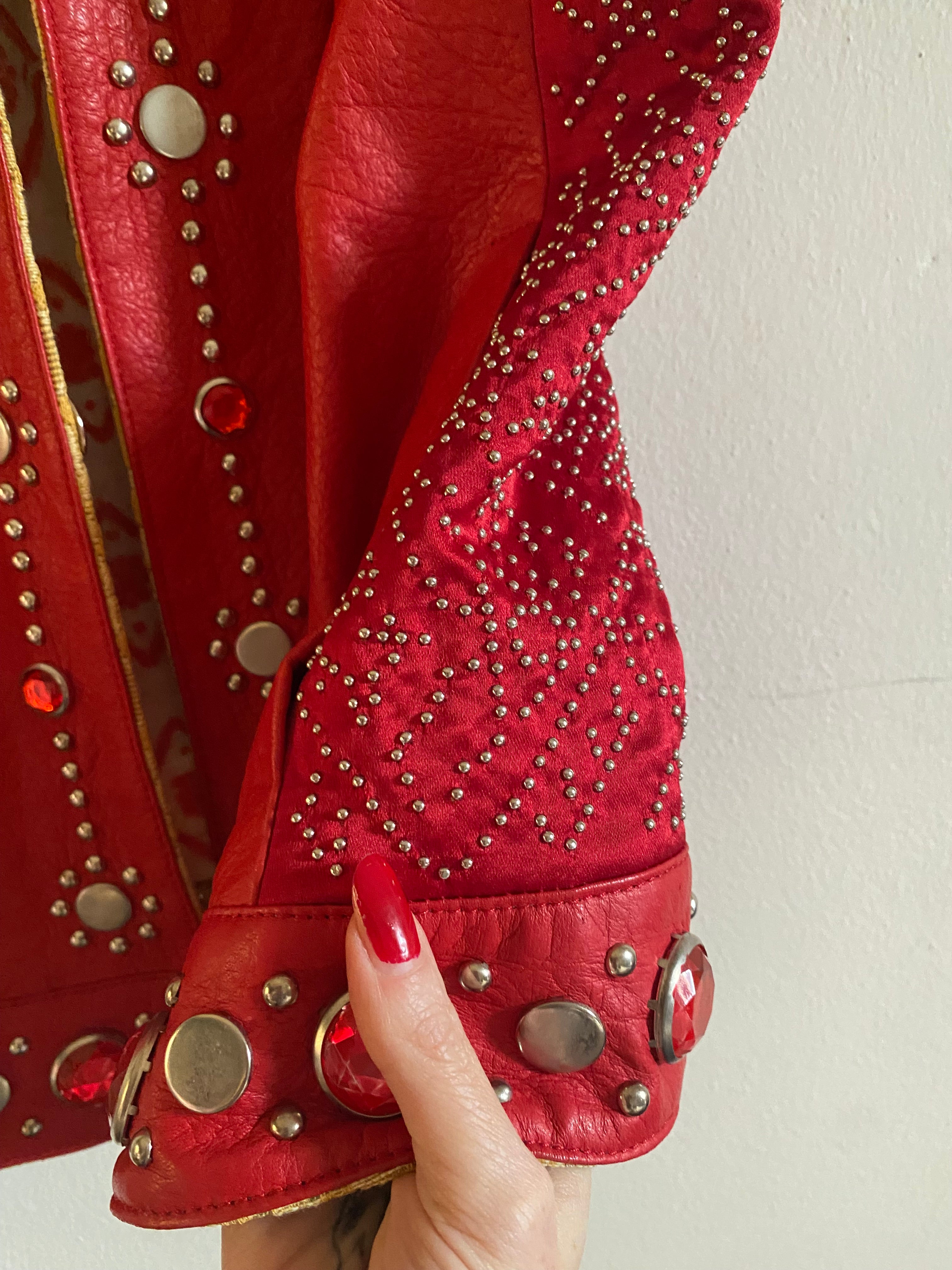 Gilet in vera pelle con pietre e borchie