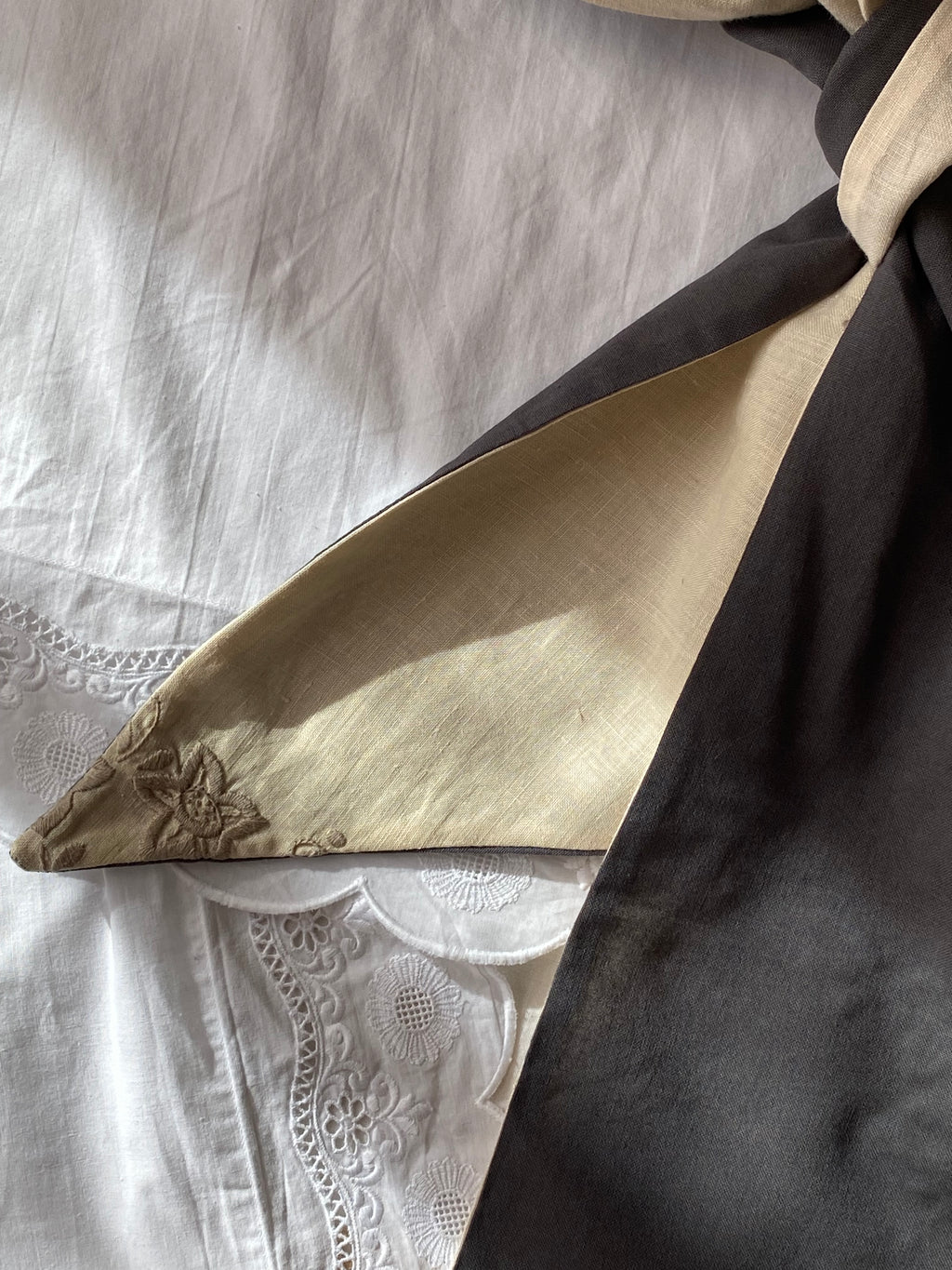 Fiocco sartoriale double face in puro cotone e ricami antichi