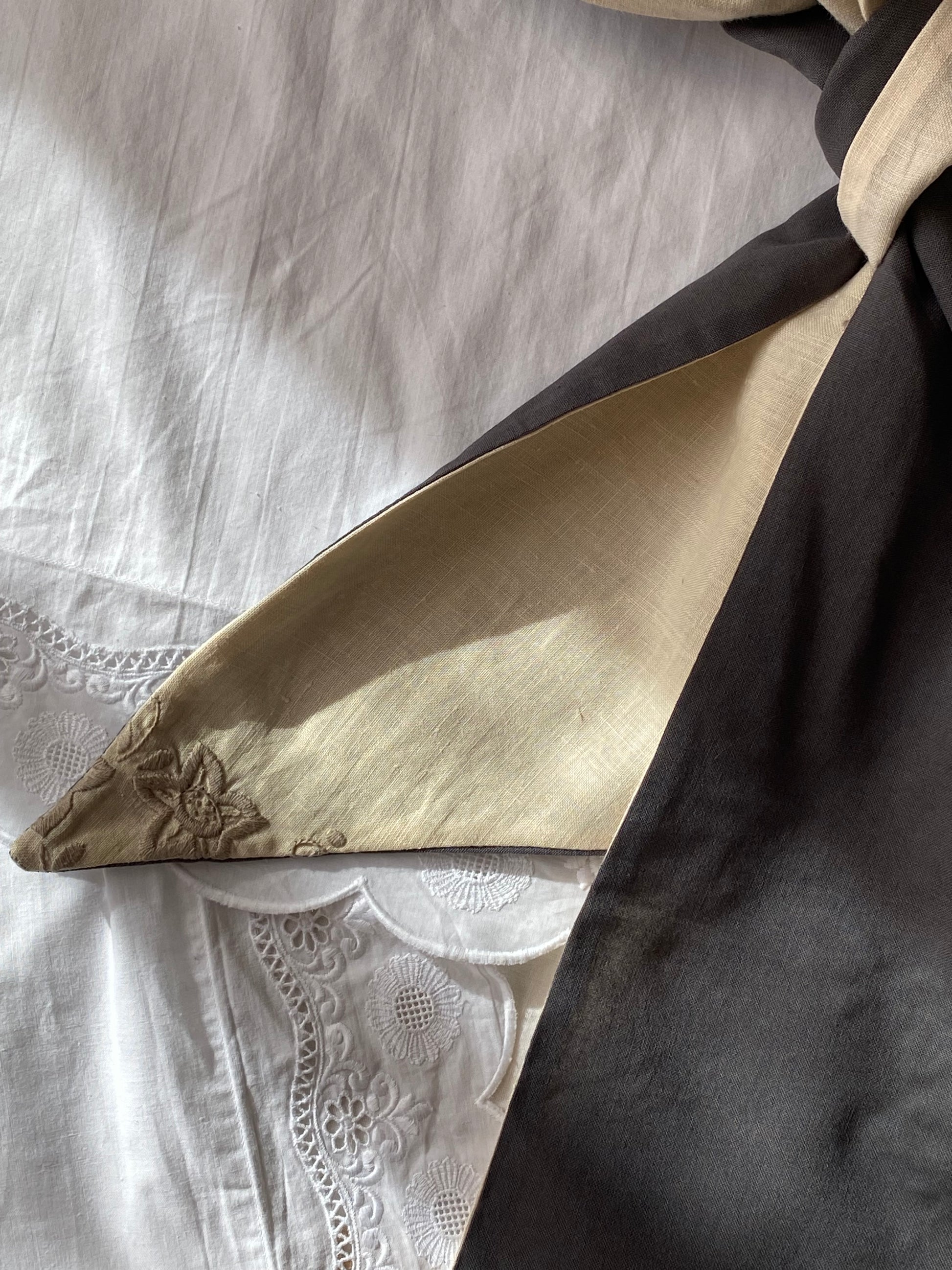 Fiocco sartoriale double face in puro cotone e ricami antichi