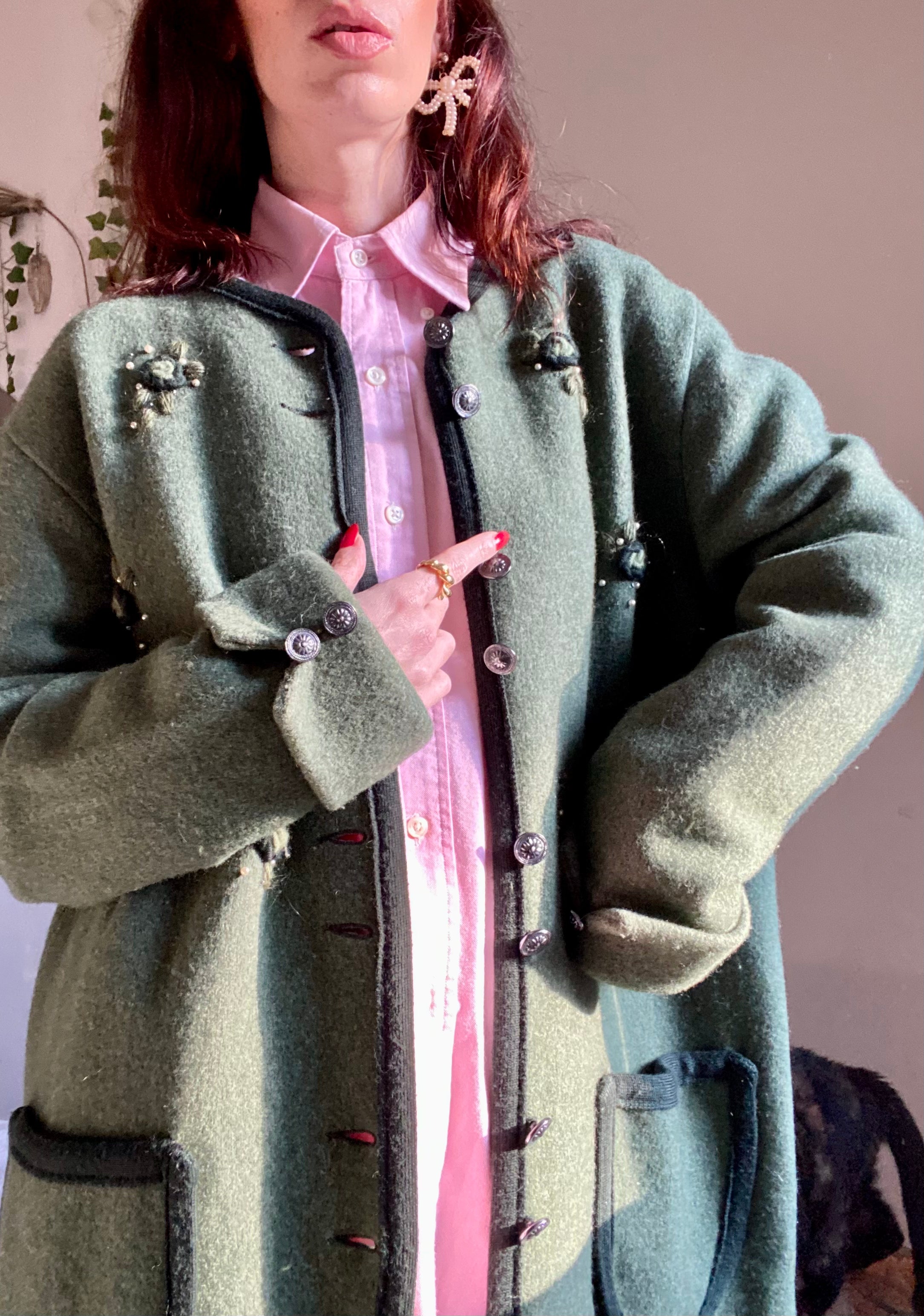 Giacca tirolese oliva con fiorellini e perline