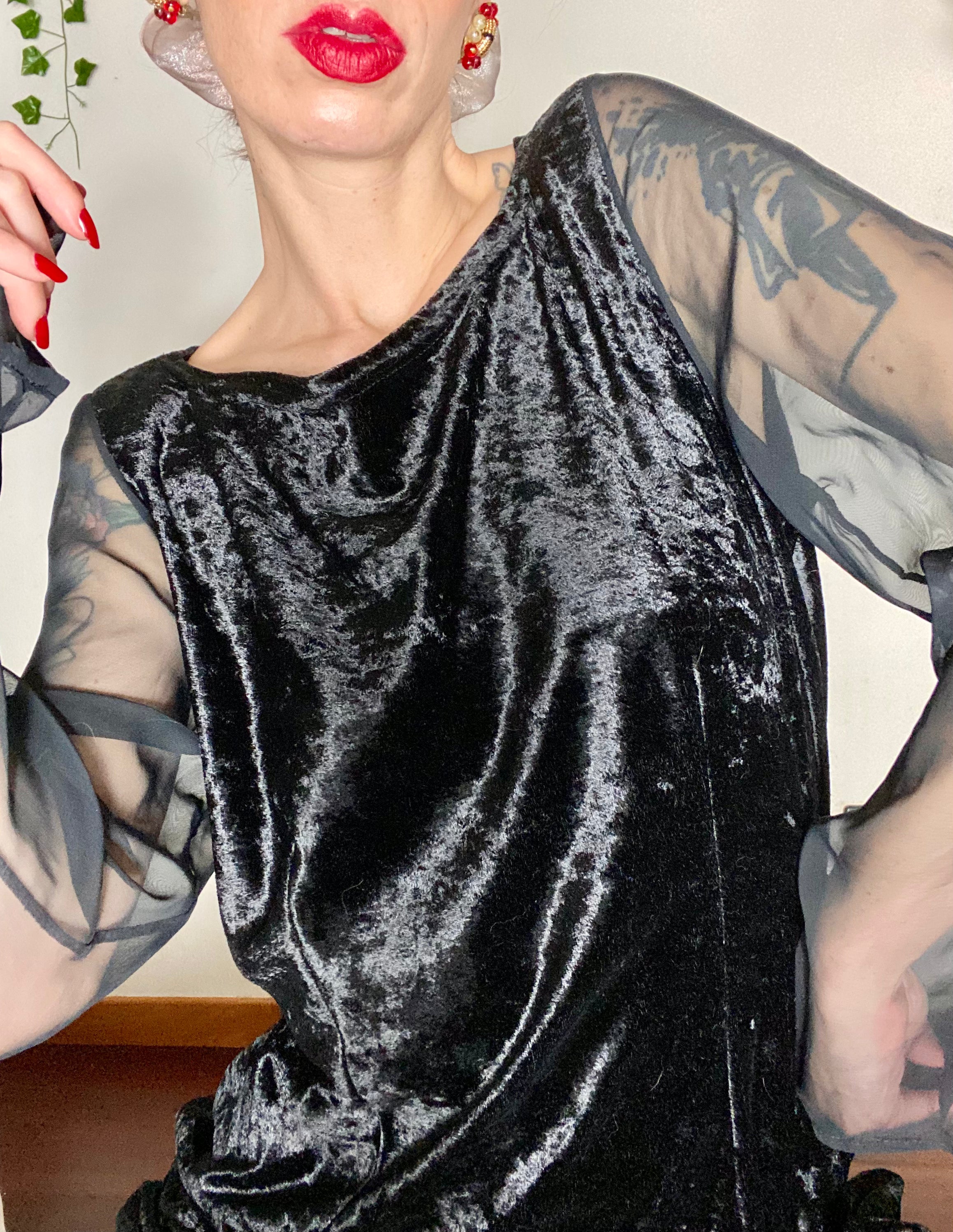 Robe fourreau en velours avec manches en voile