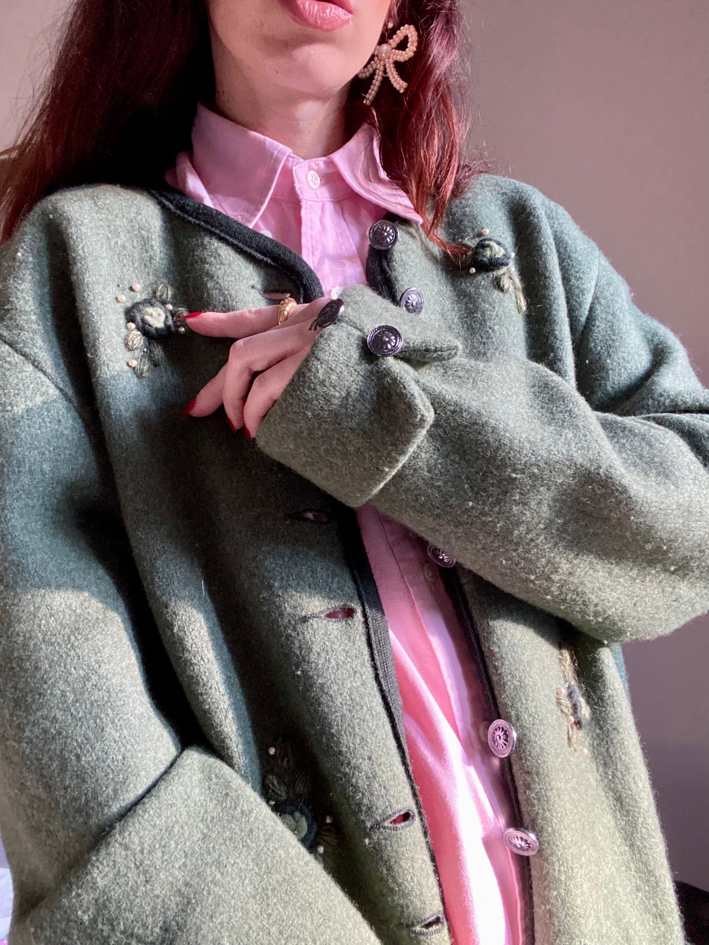 Giacca tirolese oliva con fiorellini e perline