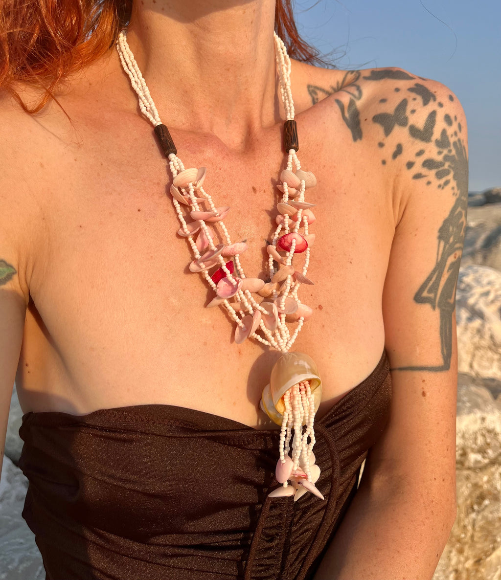 Marea collana con perle e conchiglie naturali