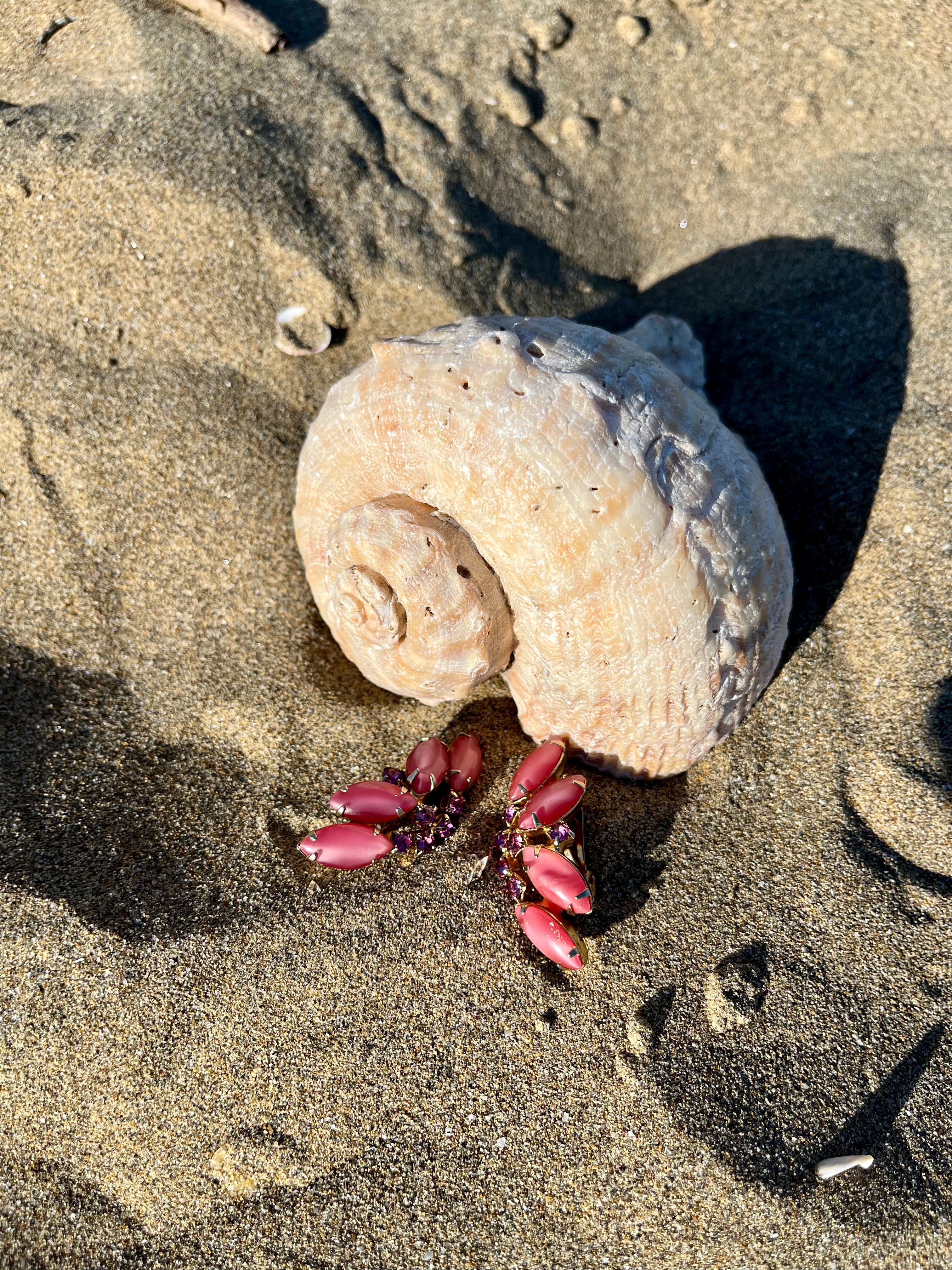 Boucles d'oreilles roses des années 80 avec strass