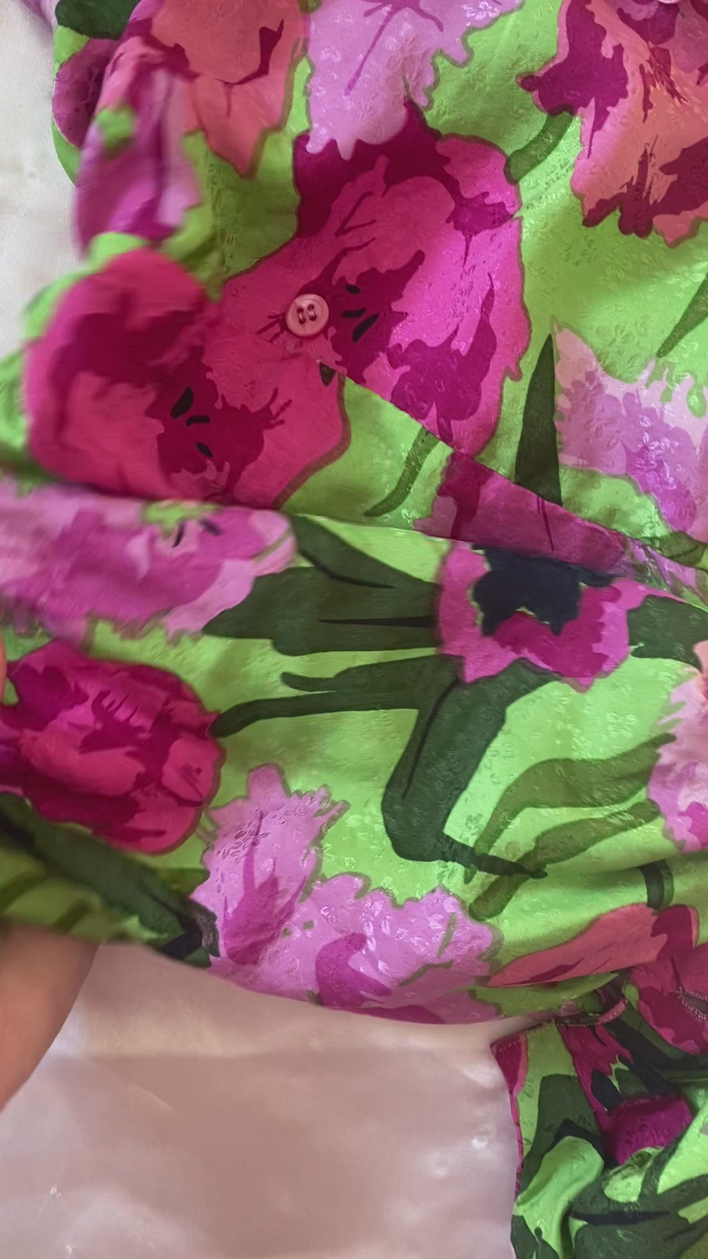 Blusa floreale in seta con colletto a punta di lancia