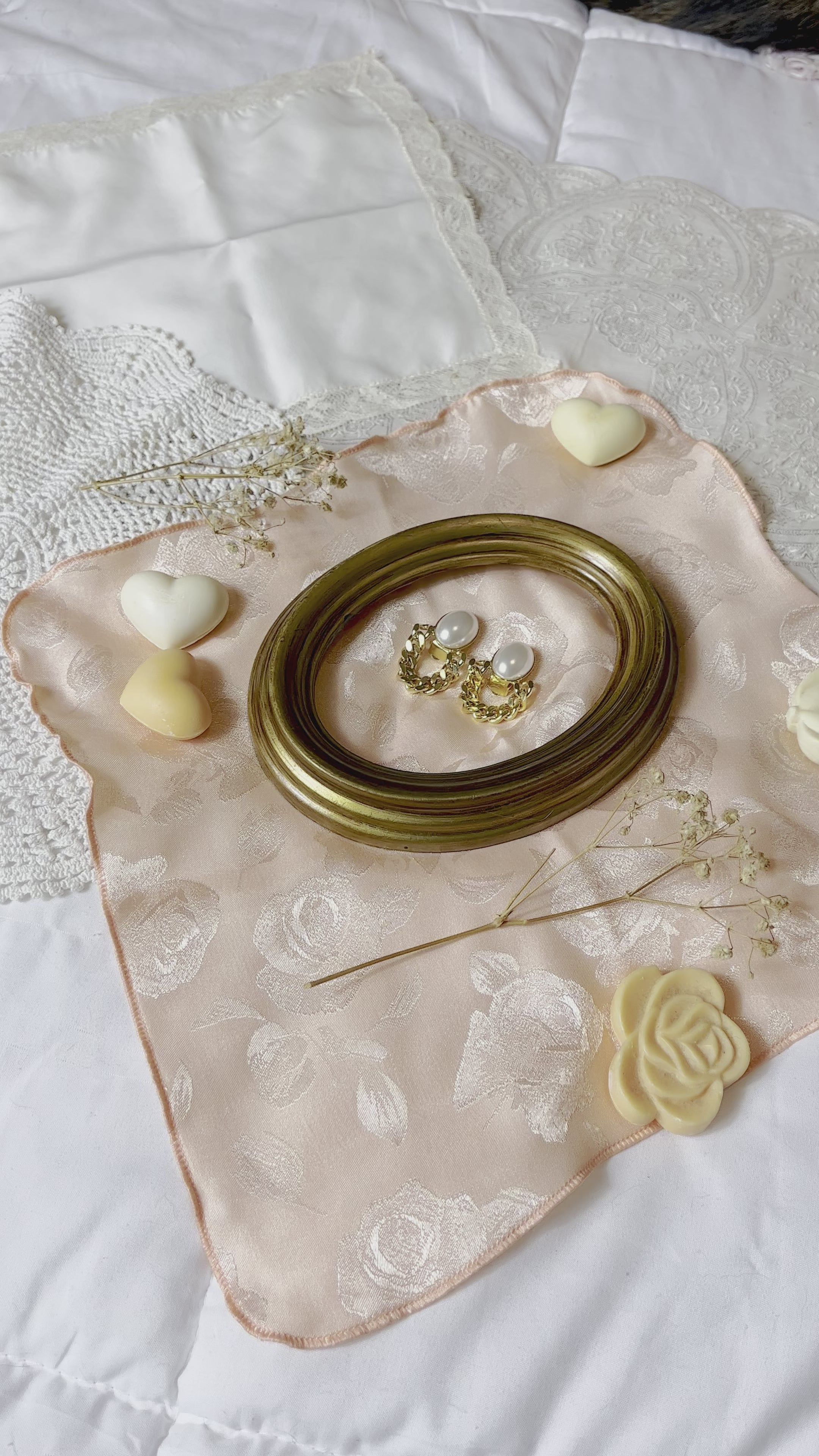 Orecchini a clip con perla e lavorazione intrecciata dorata