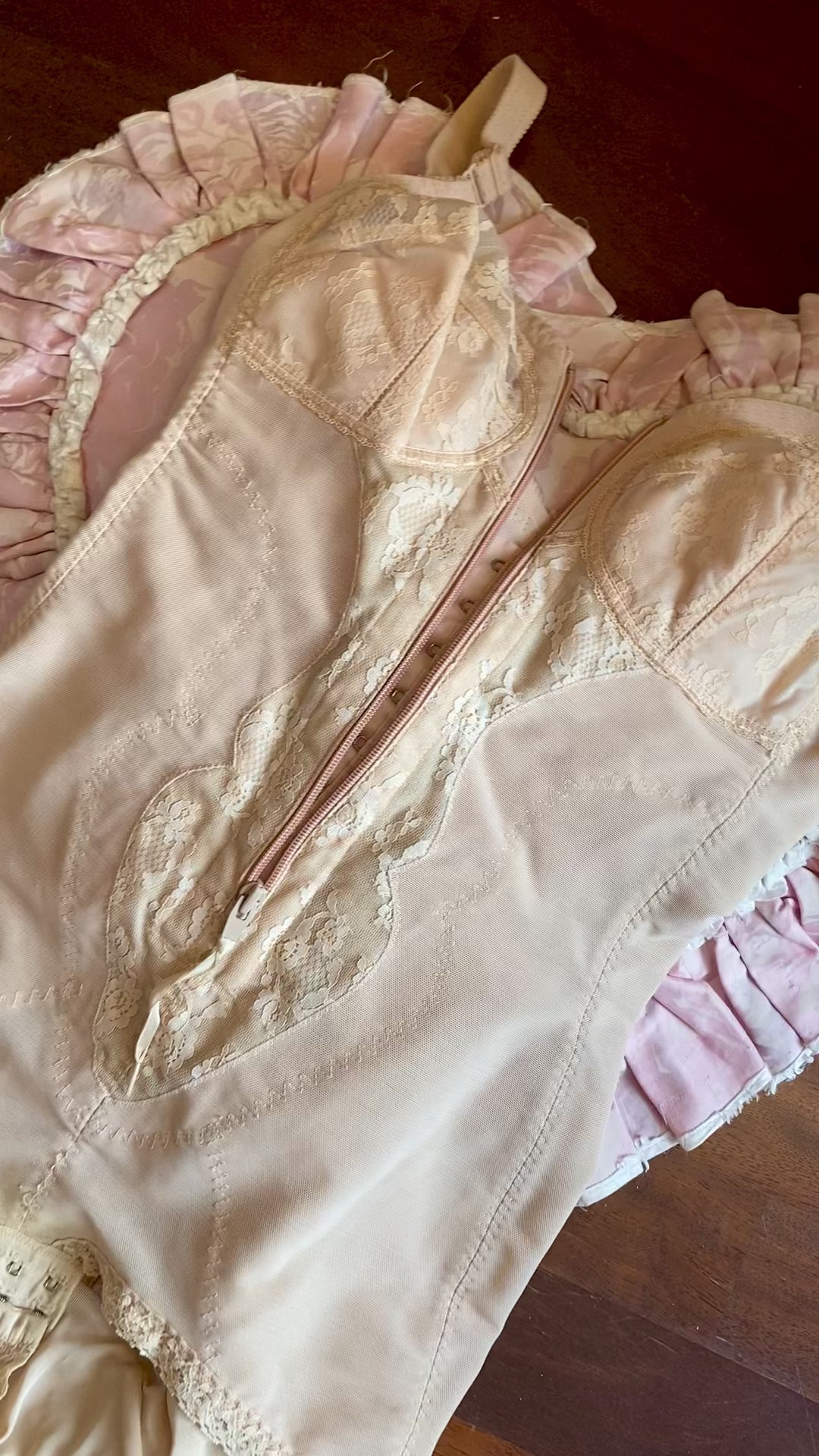 Guaina modellante a proiettile con dettagli in pizzo