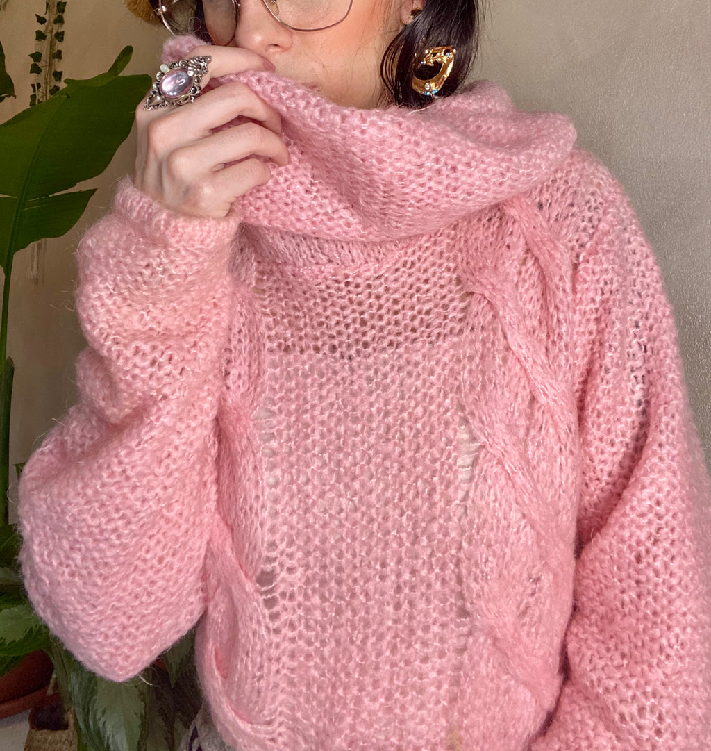 Maglione rosa a uncinetto a collo alto