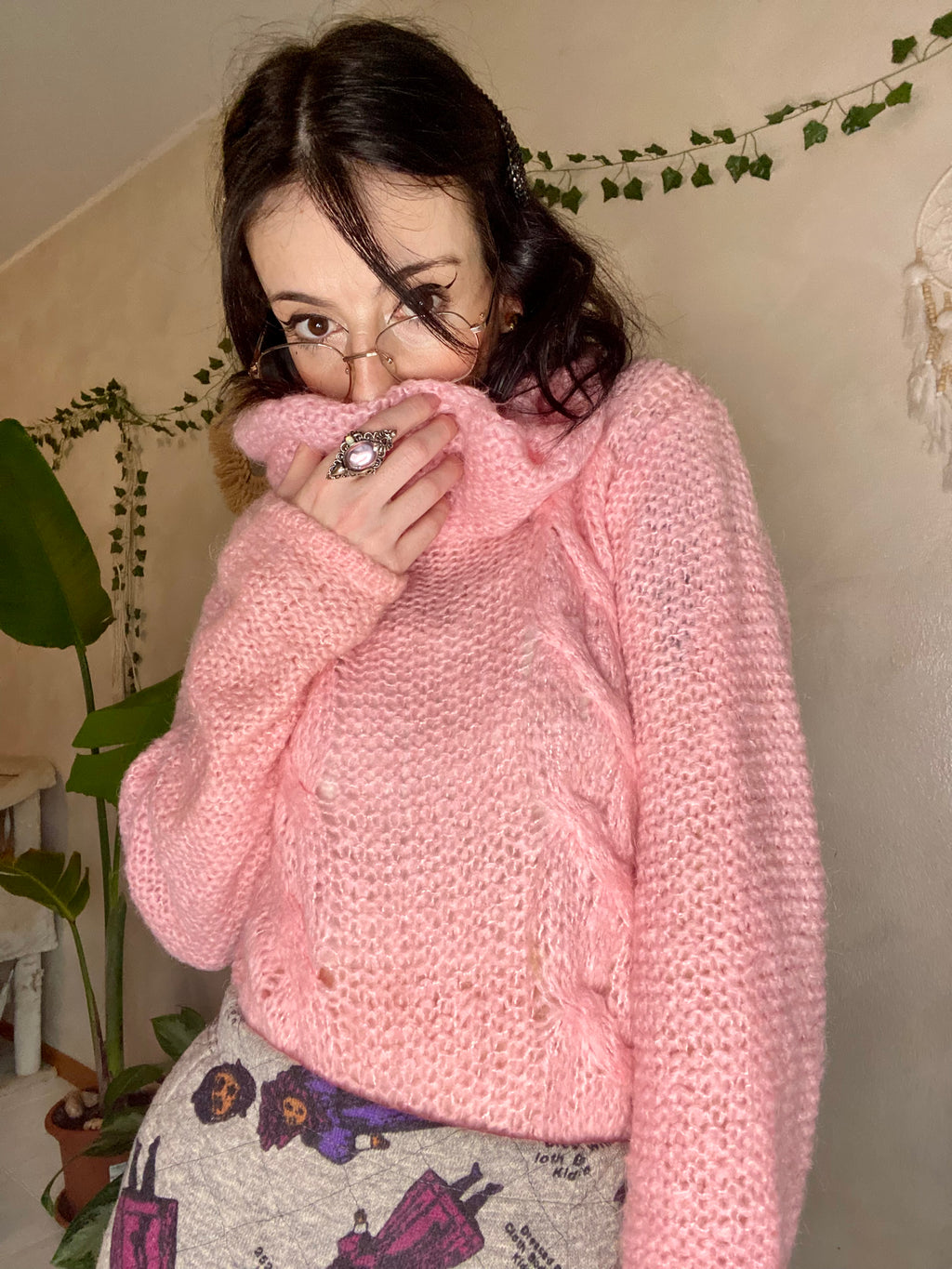 Maglione rosa a uncinetto a collo alto