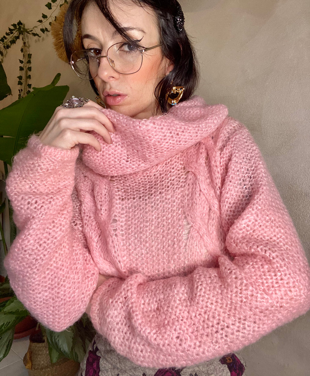 Maglione rosa a uncinetto a collo alto