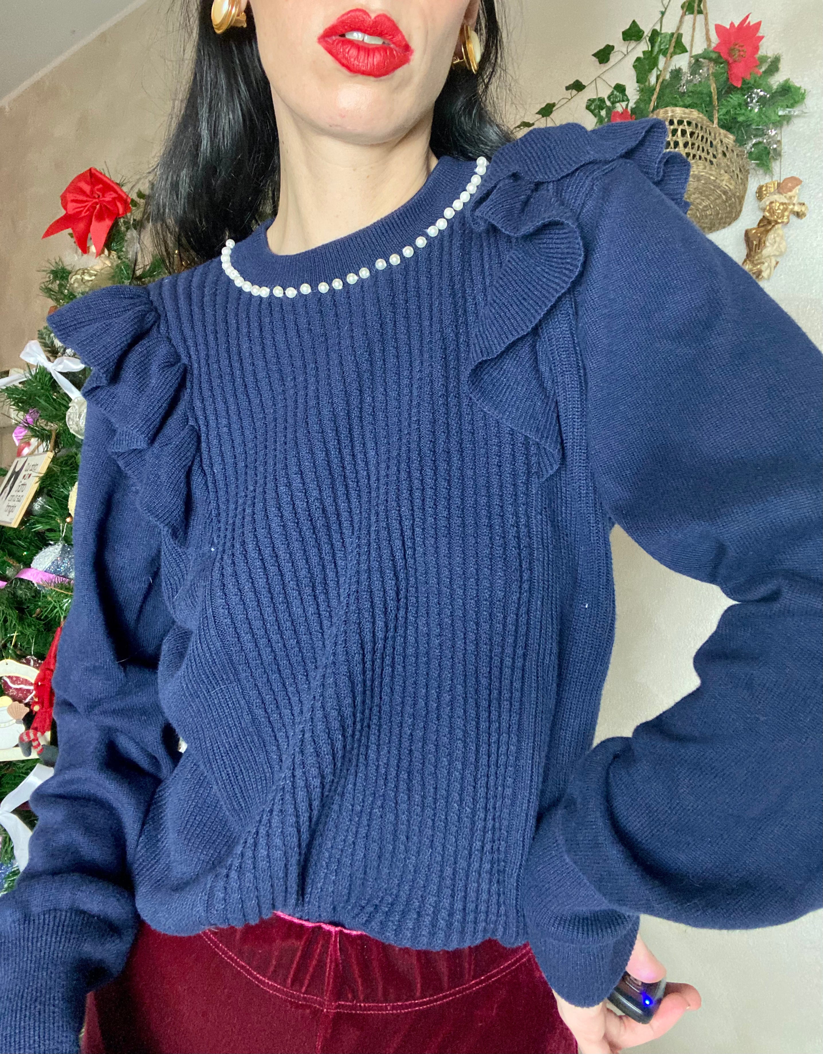 Maglione blu con ruches e collo di perle