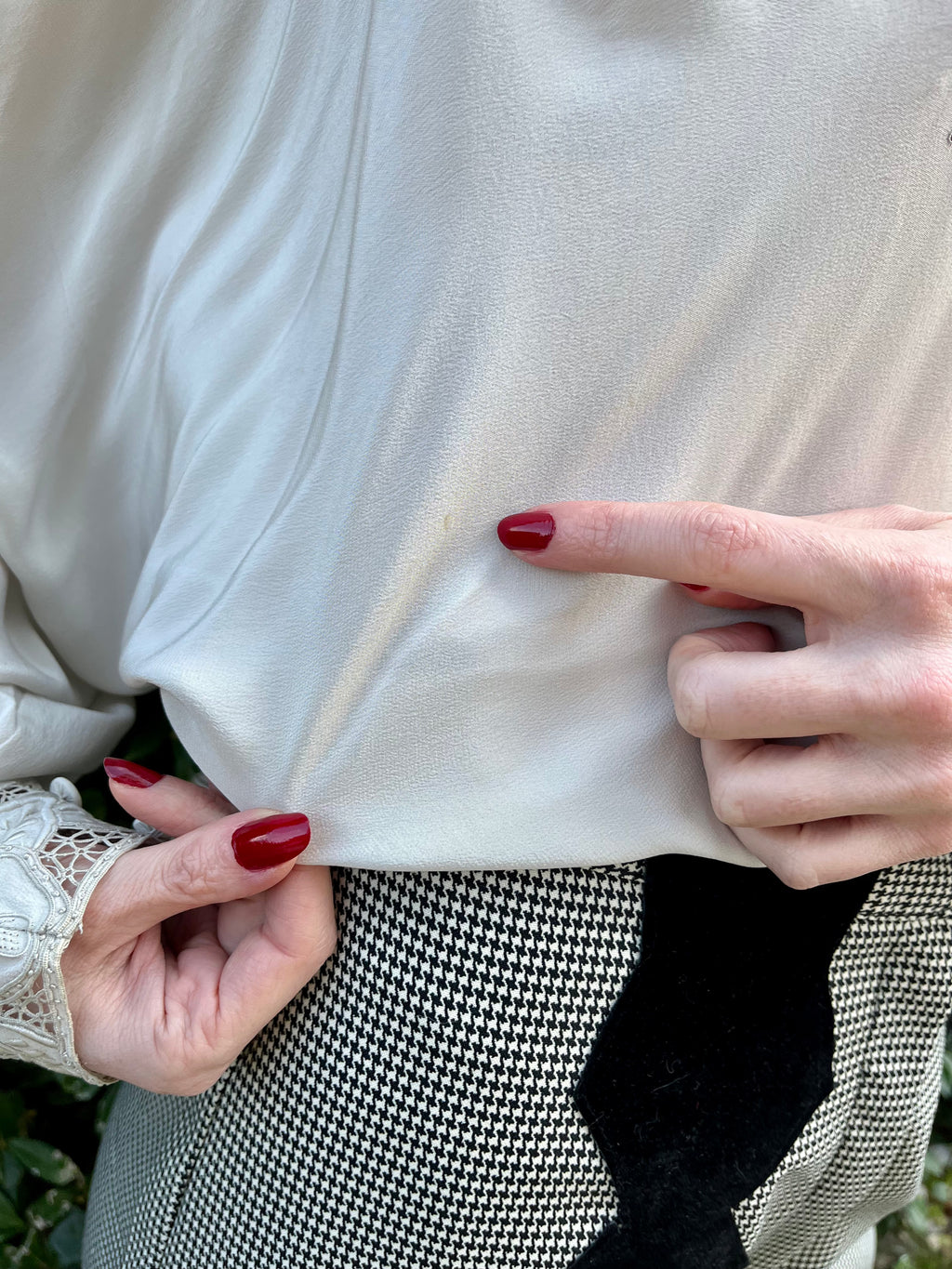 Blusa grigio perla con dettagli ricamati