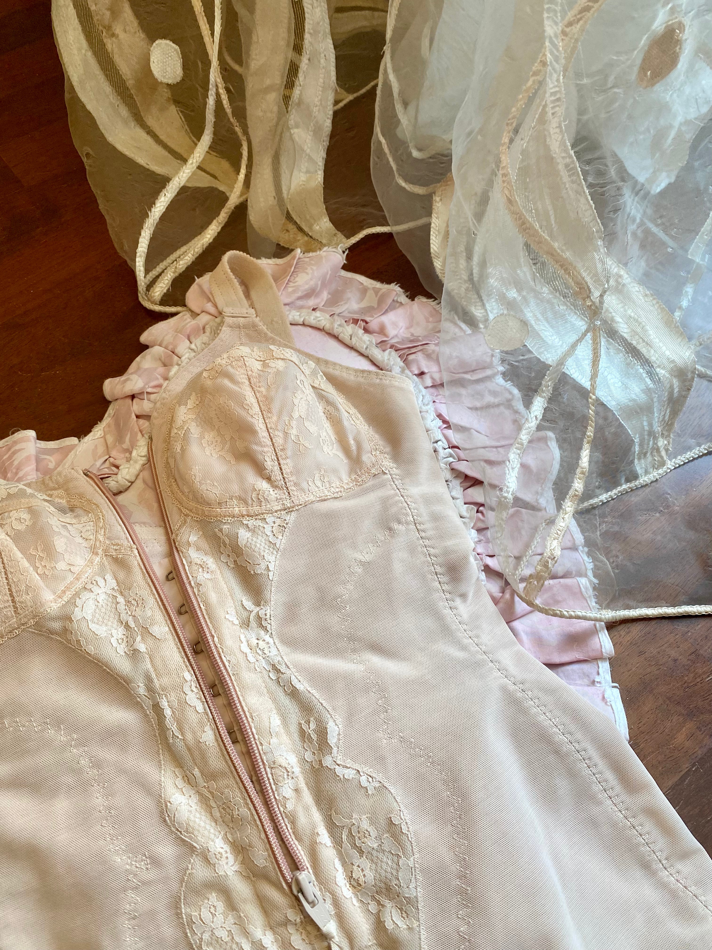 Guaina modellante a proiettile con dettagli in pizzo