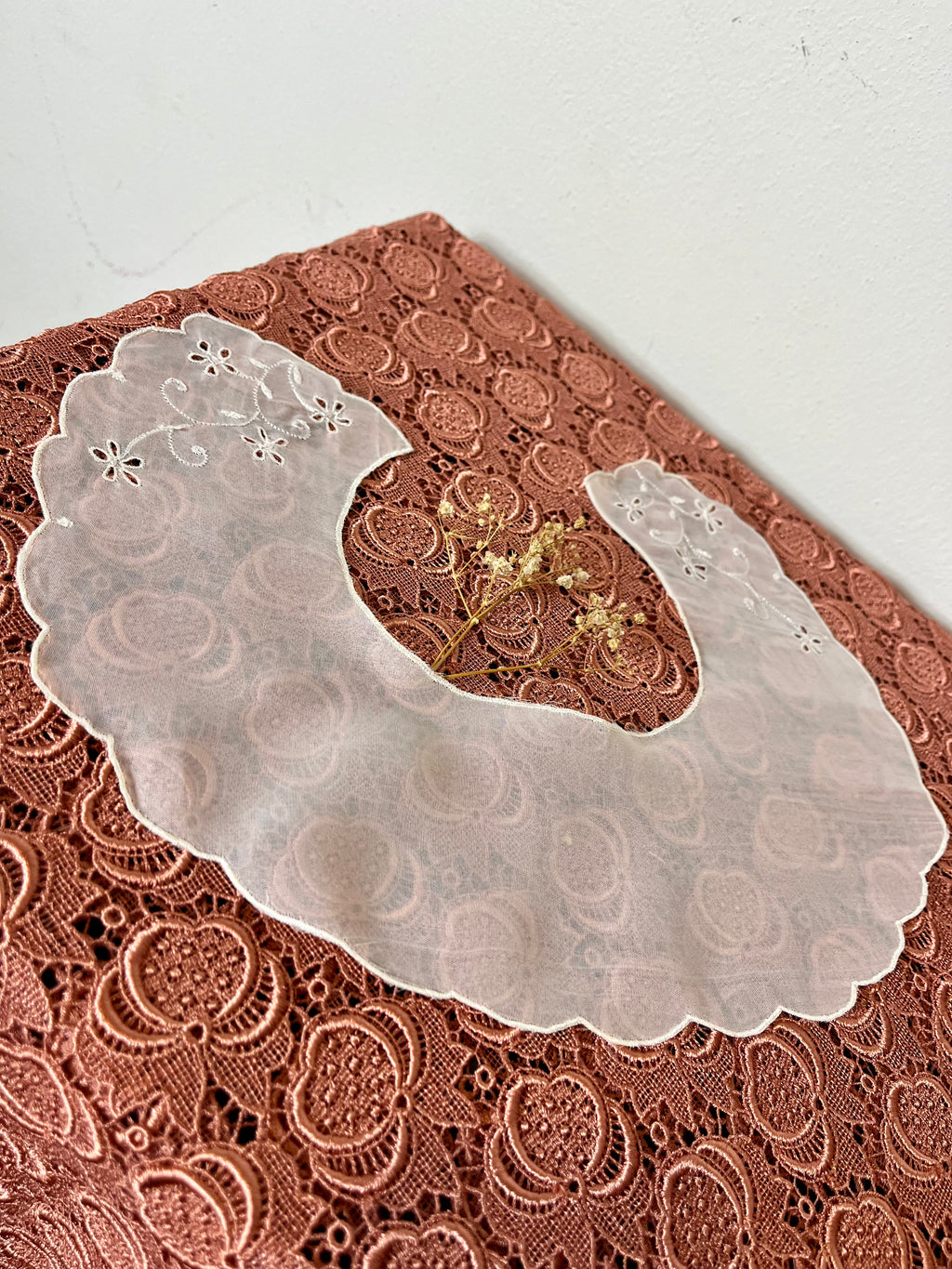 Colletto Puritan in organza con ricami