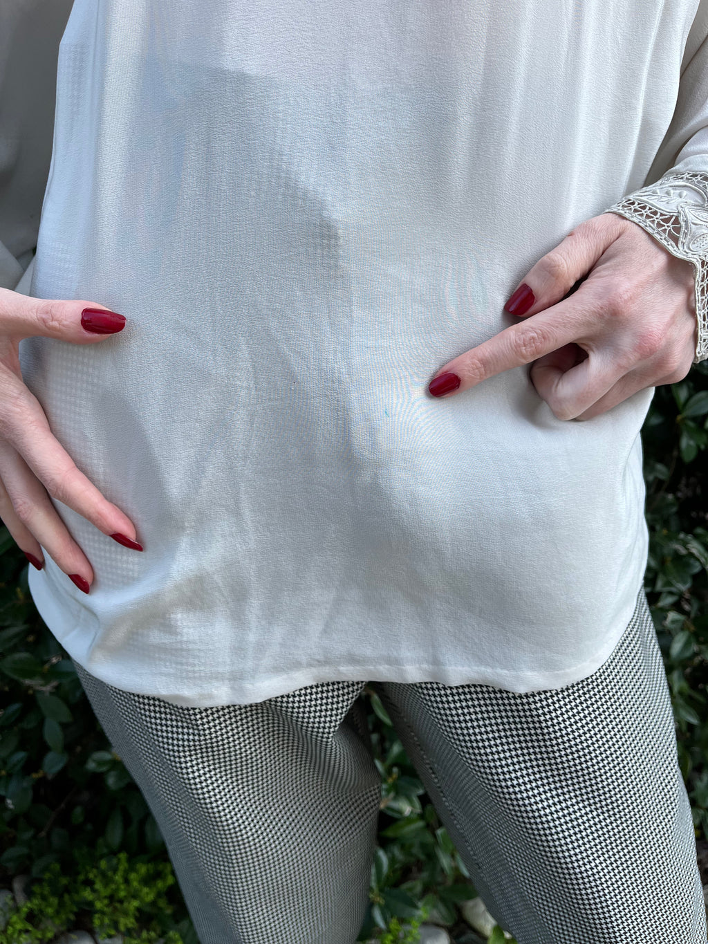Blusa grigio perla con dettagli ricamati