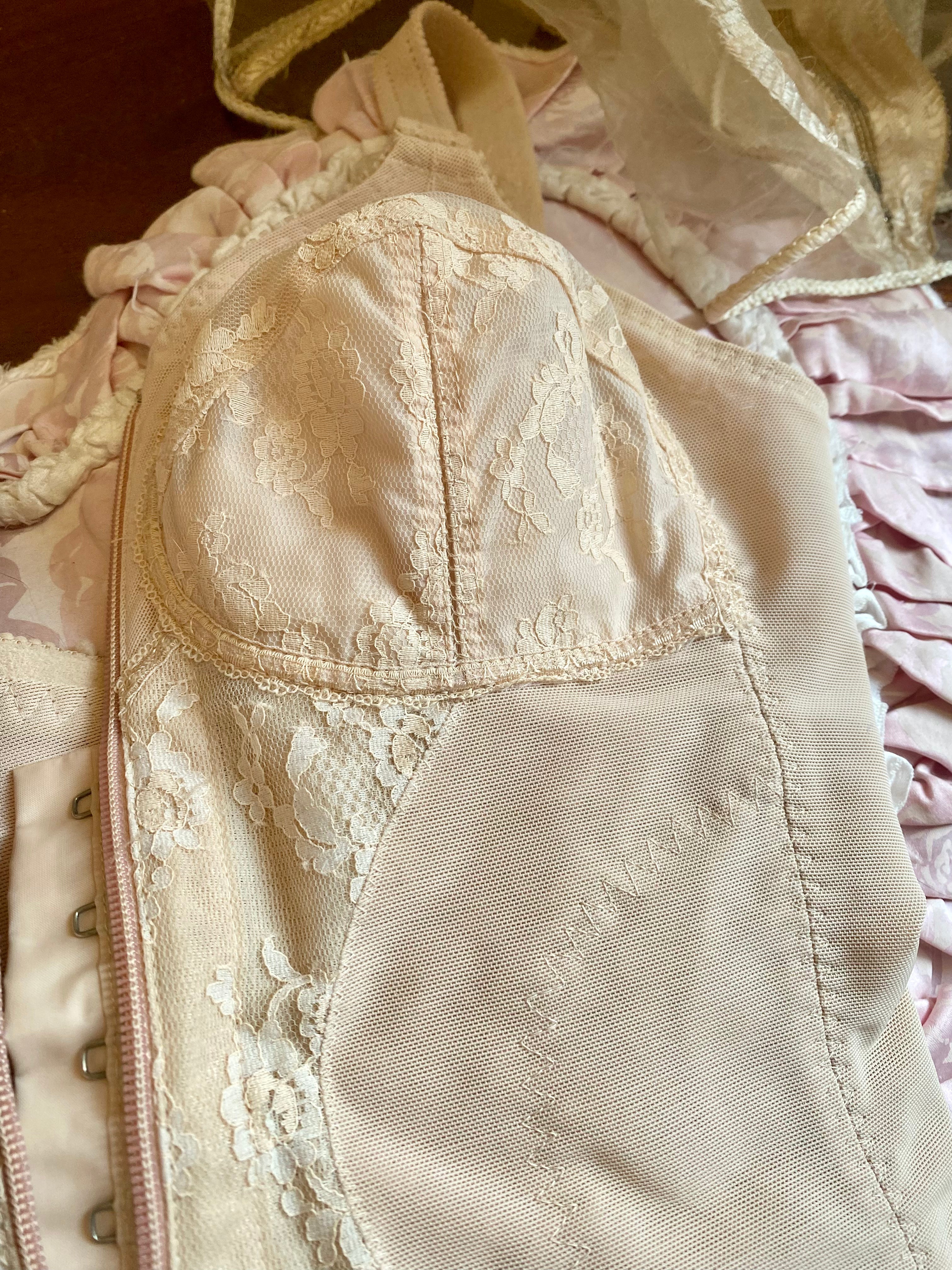 Guaina modellante a proiettile con dettagli in pizzo