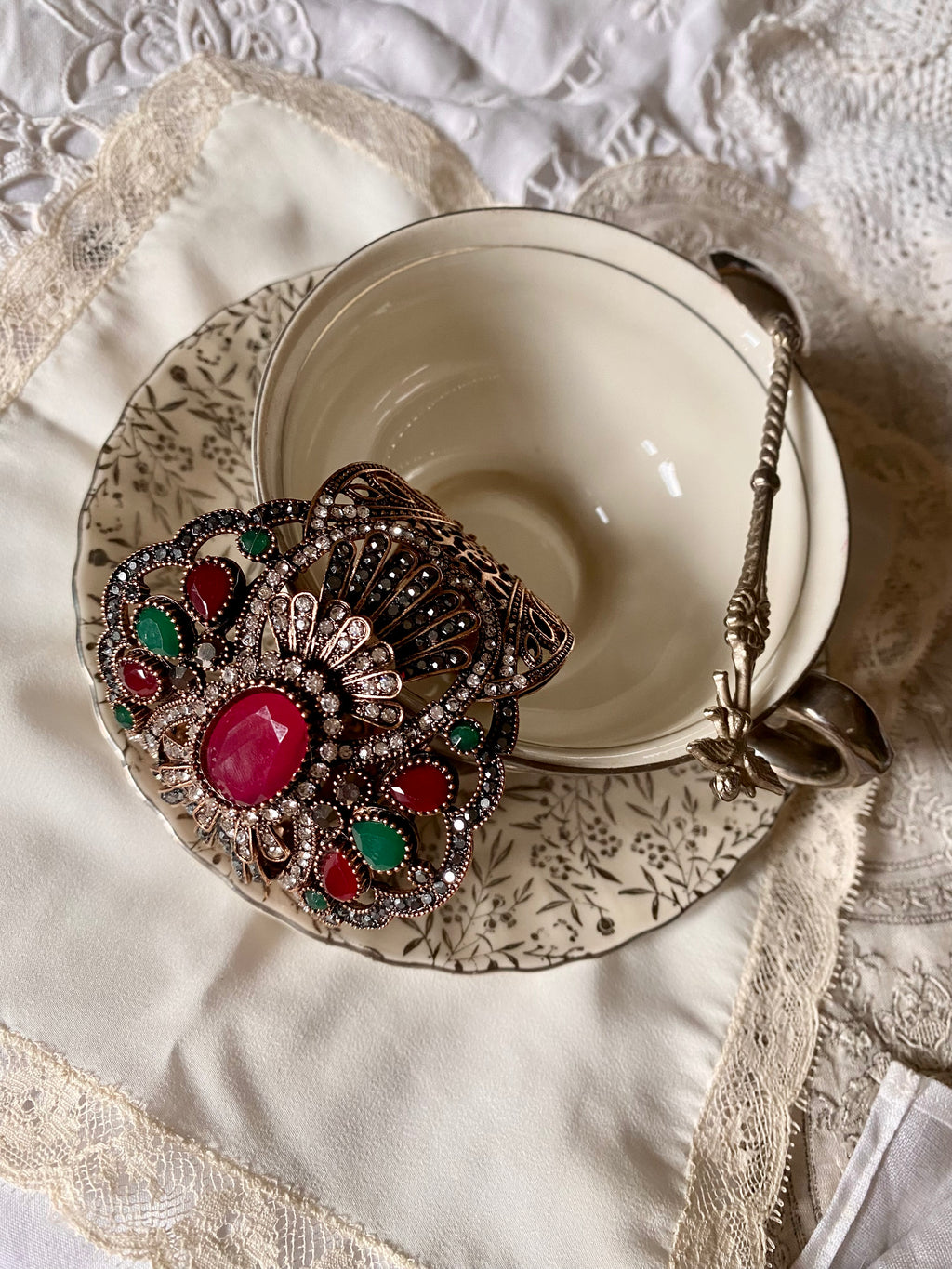Bracciale rigido etnico con pietre e strass