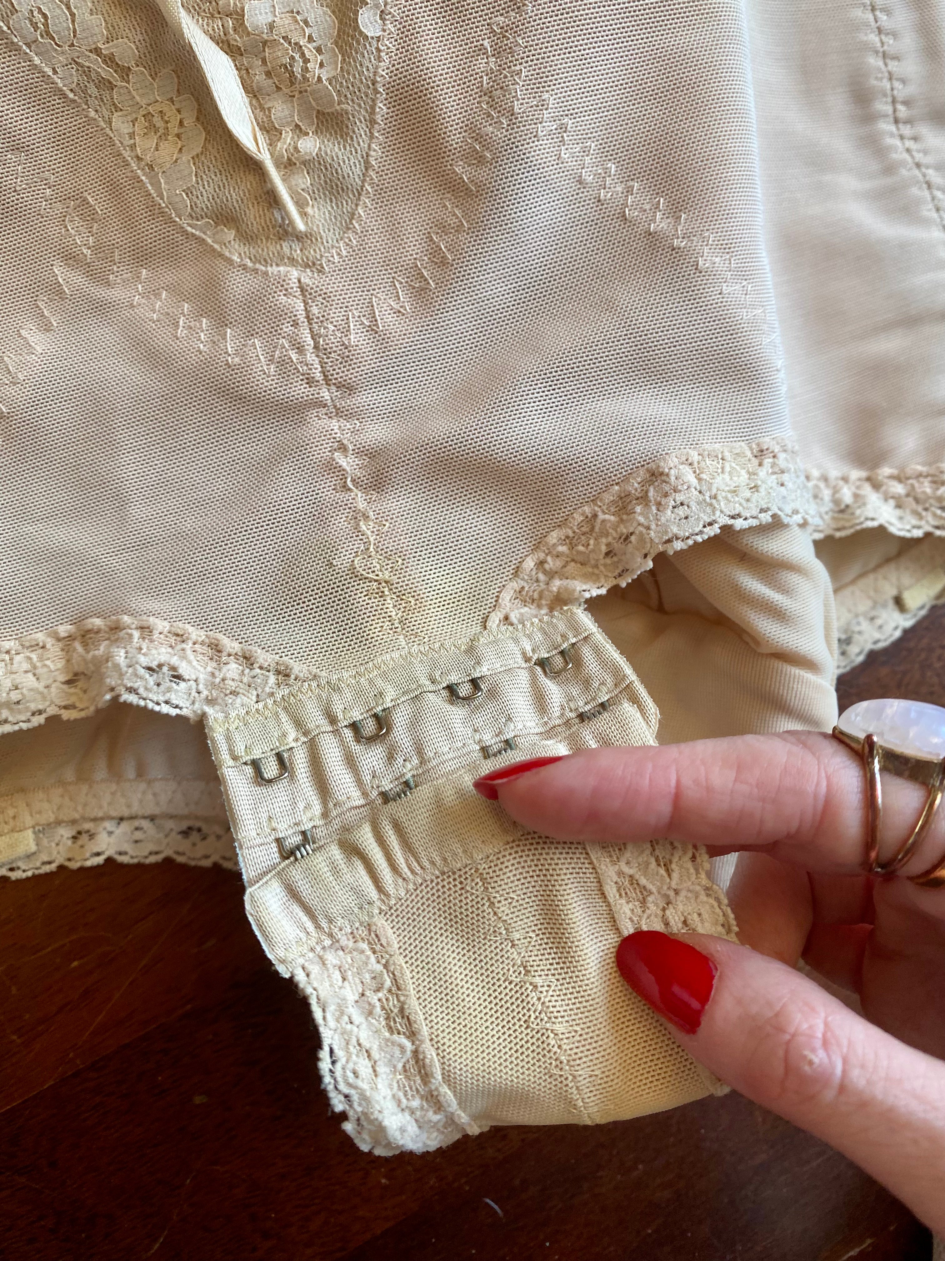 Guaina modellante a proiettile con dettagli in pizzo