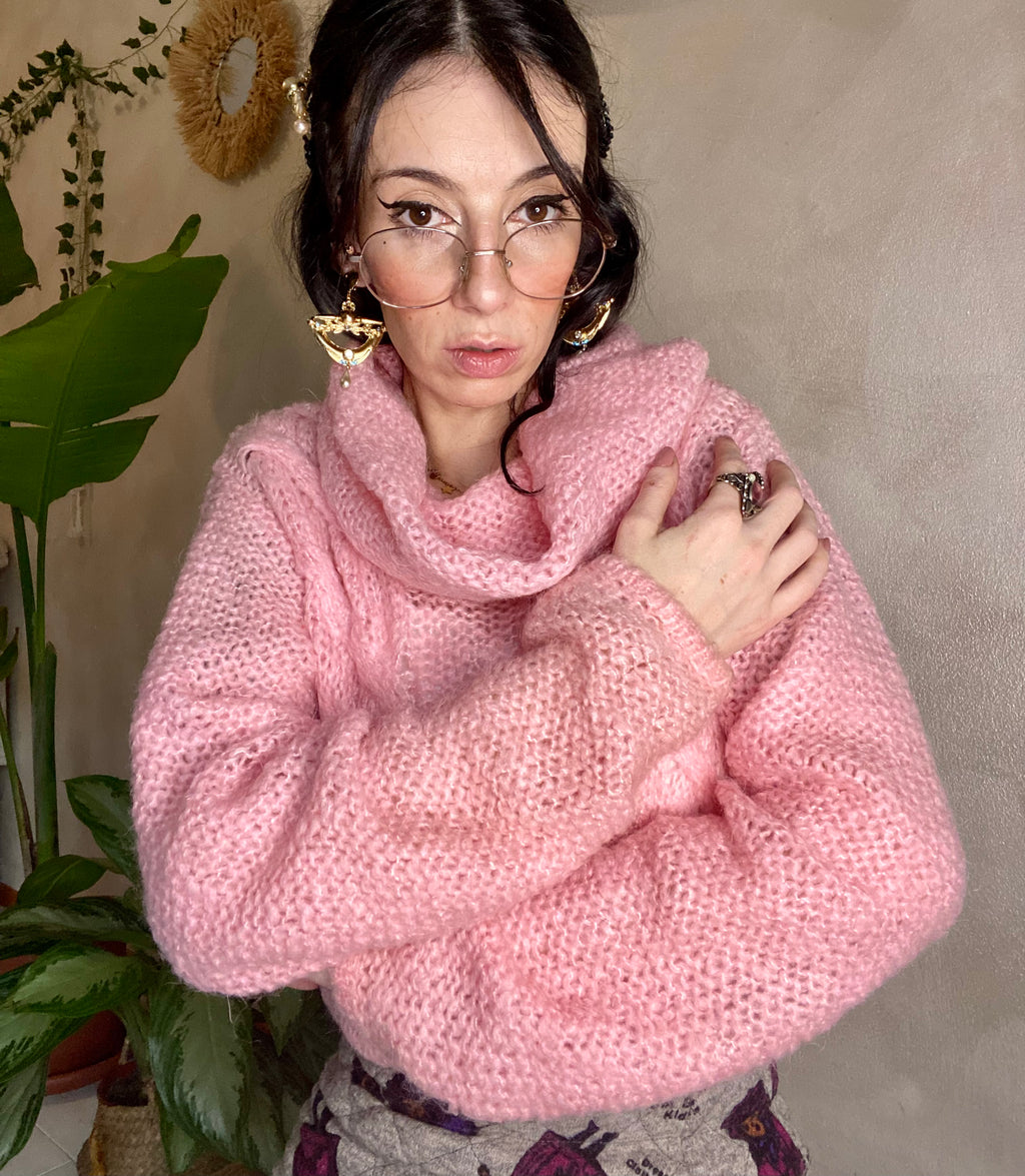 Maglione rosa a uncinetto a collo alto