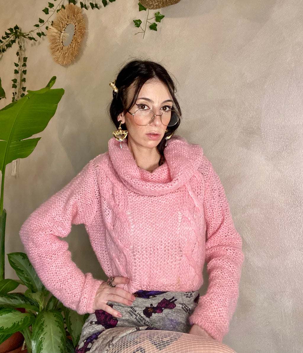 Maglione rosa a uncinetto a collo alto