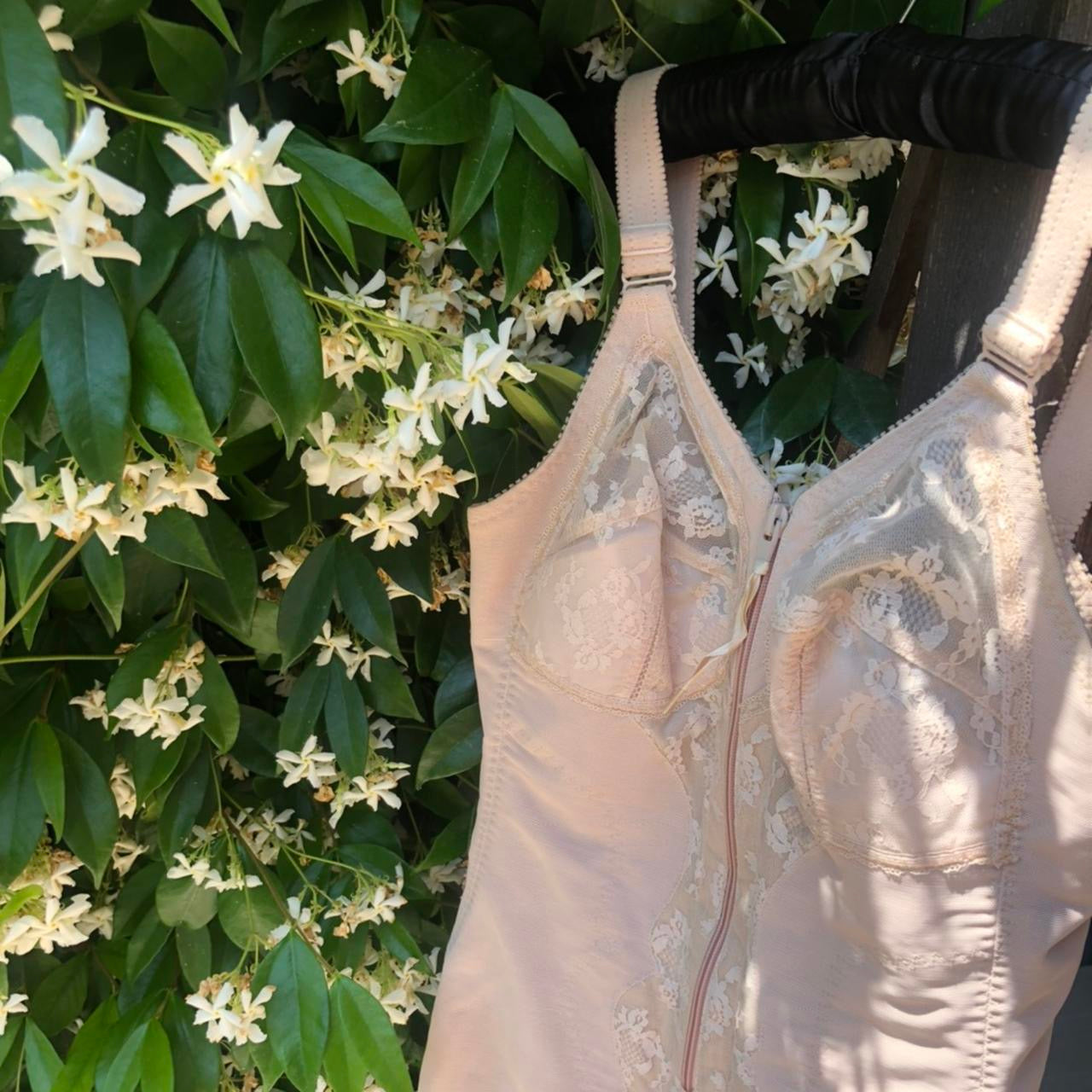 Guaina modellante a proiettile con dettagli in pizzo