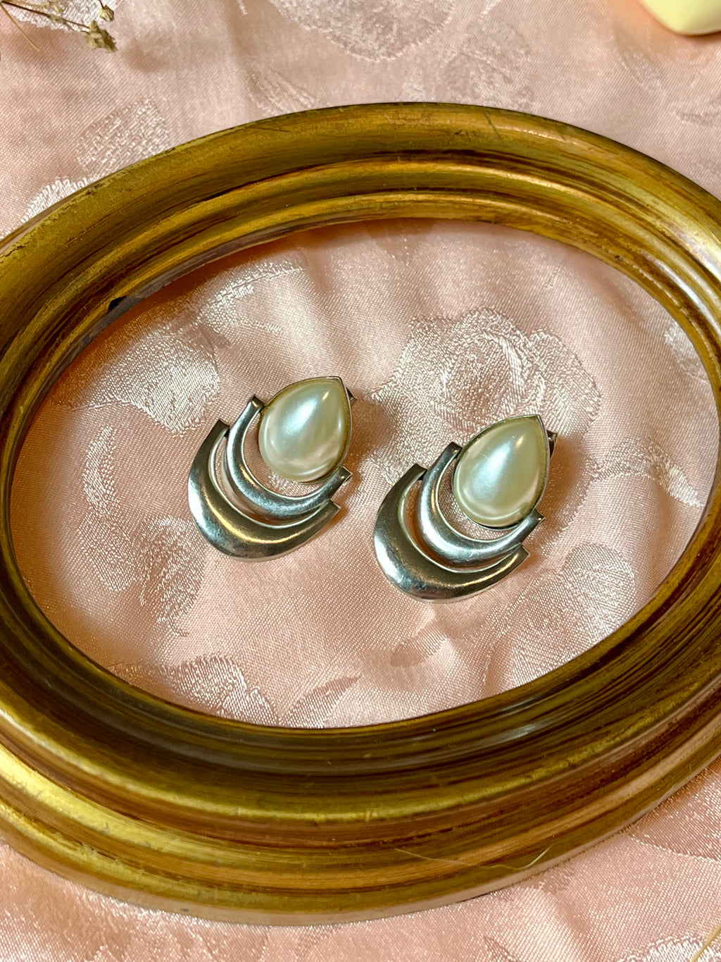 Orecchini argentati con perla