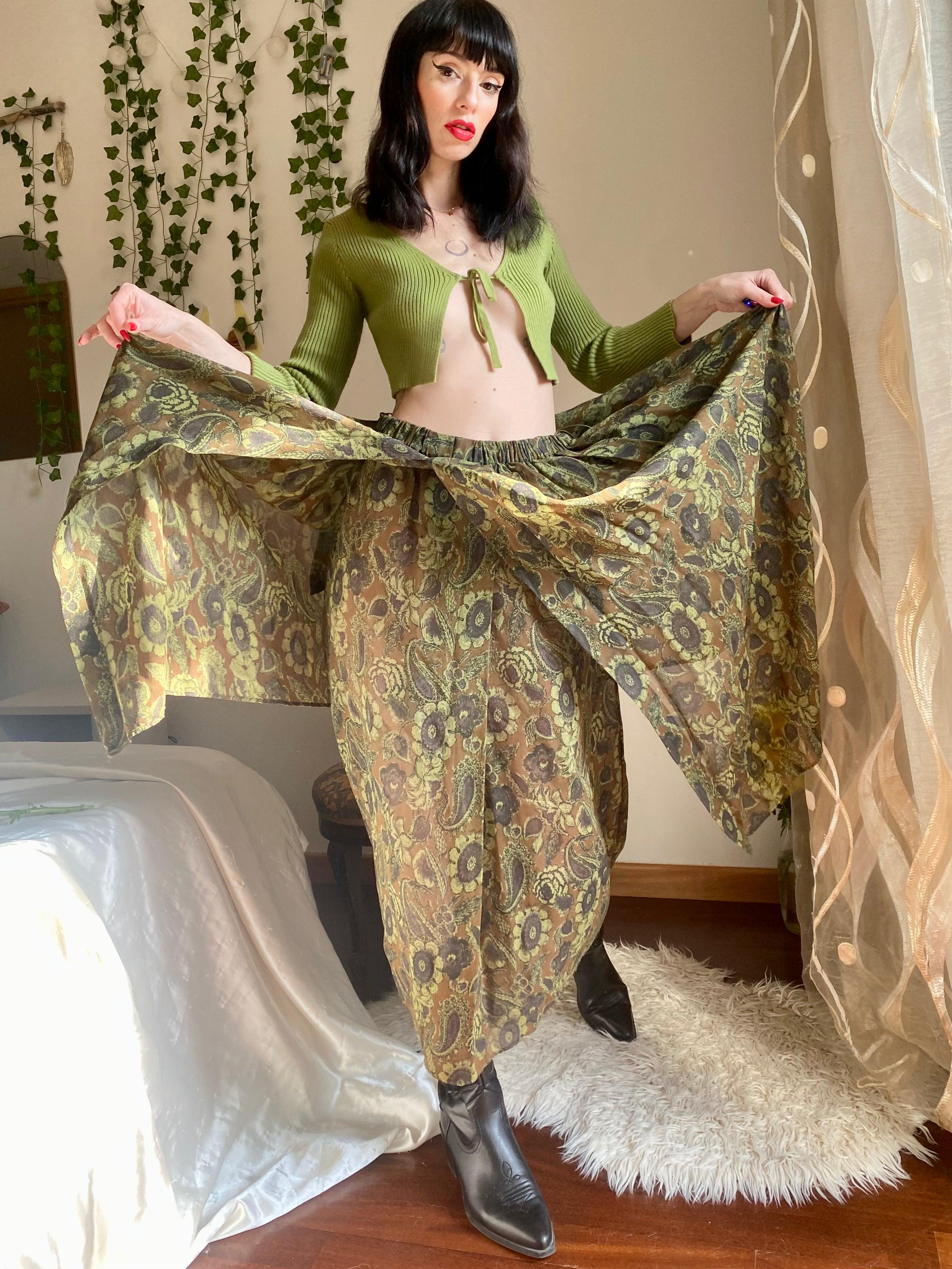 Gonna midi verde floreale con sfondi a piega