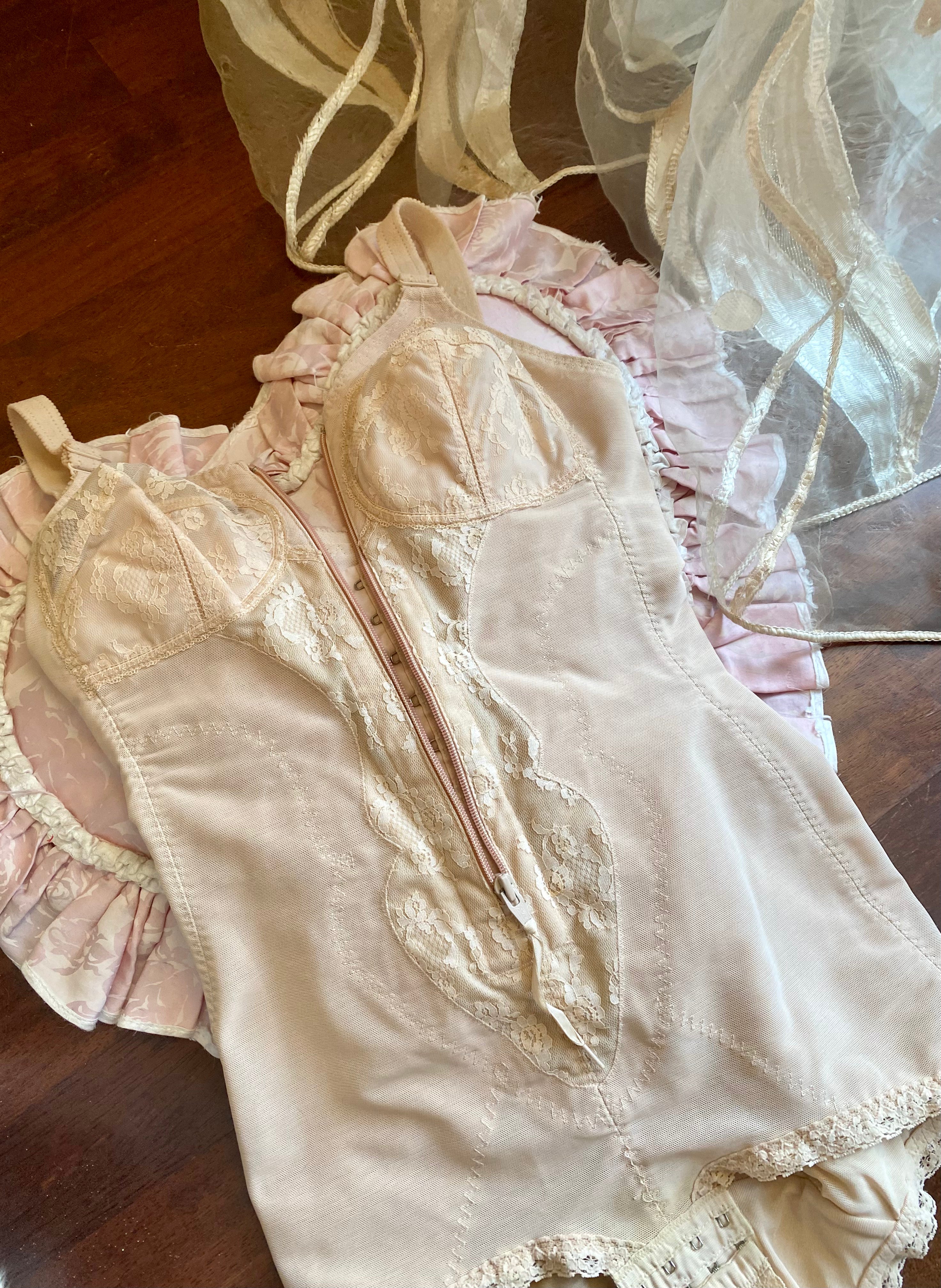 Guaina modellante a proiettile con dettagli in pizzo