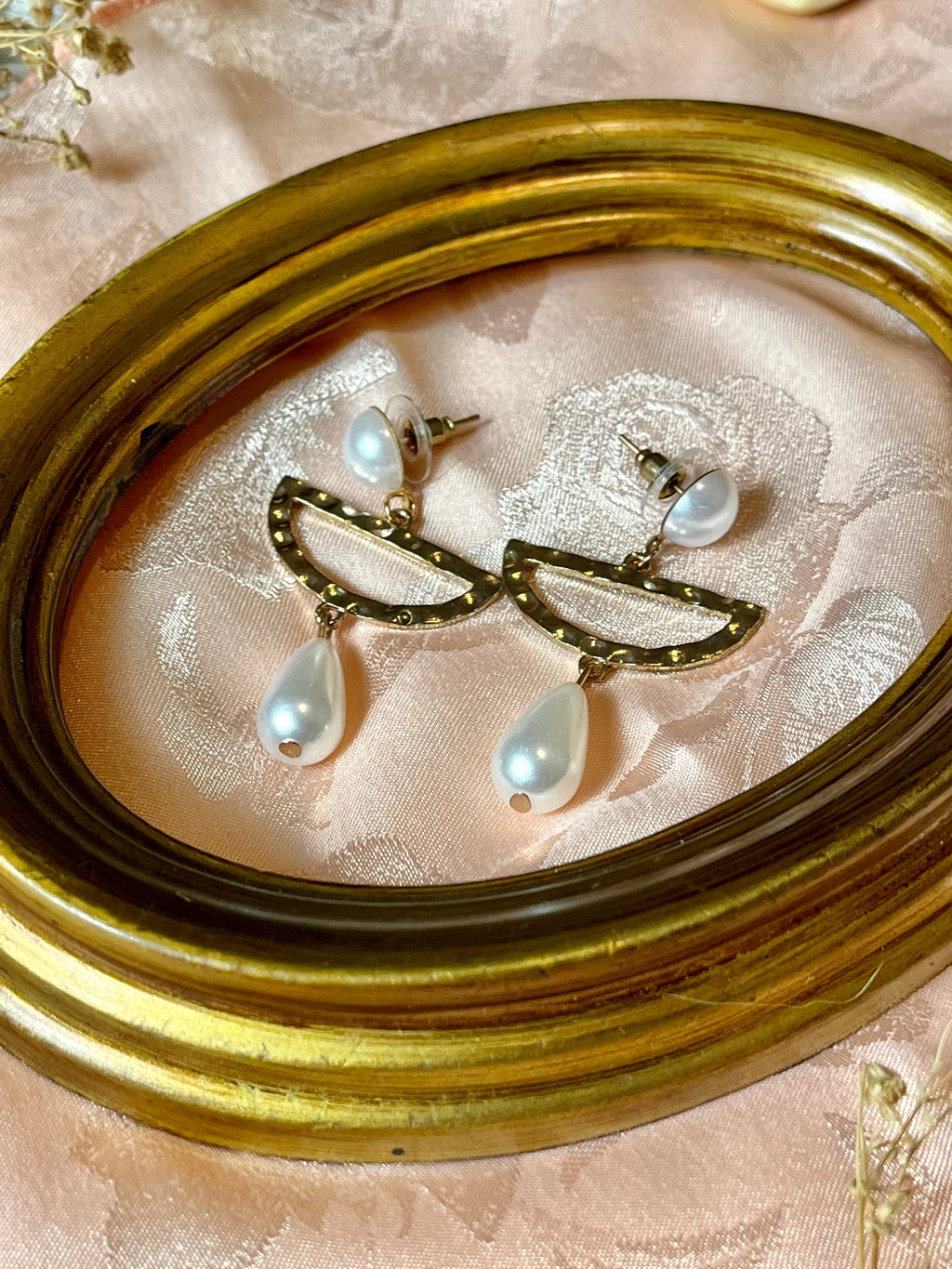 Orecchini pendenti con perle dorati