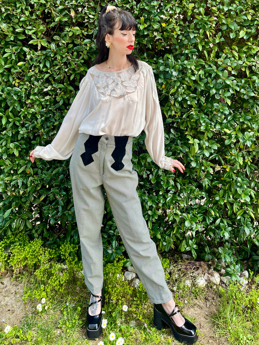 Blusa grigio perla con dettagli ricamati