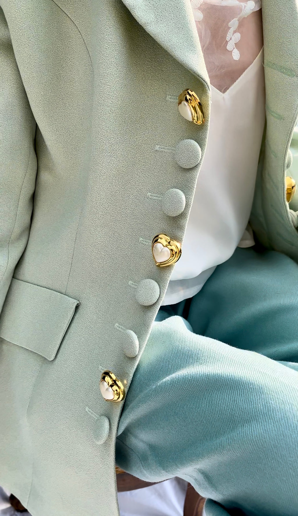 Blazer pastello con bottoni estetici