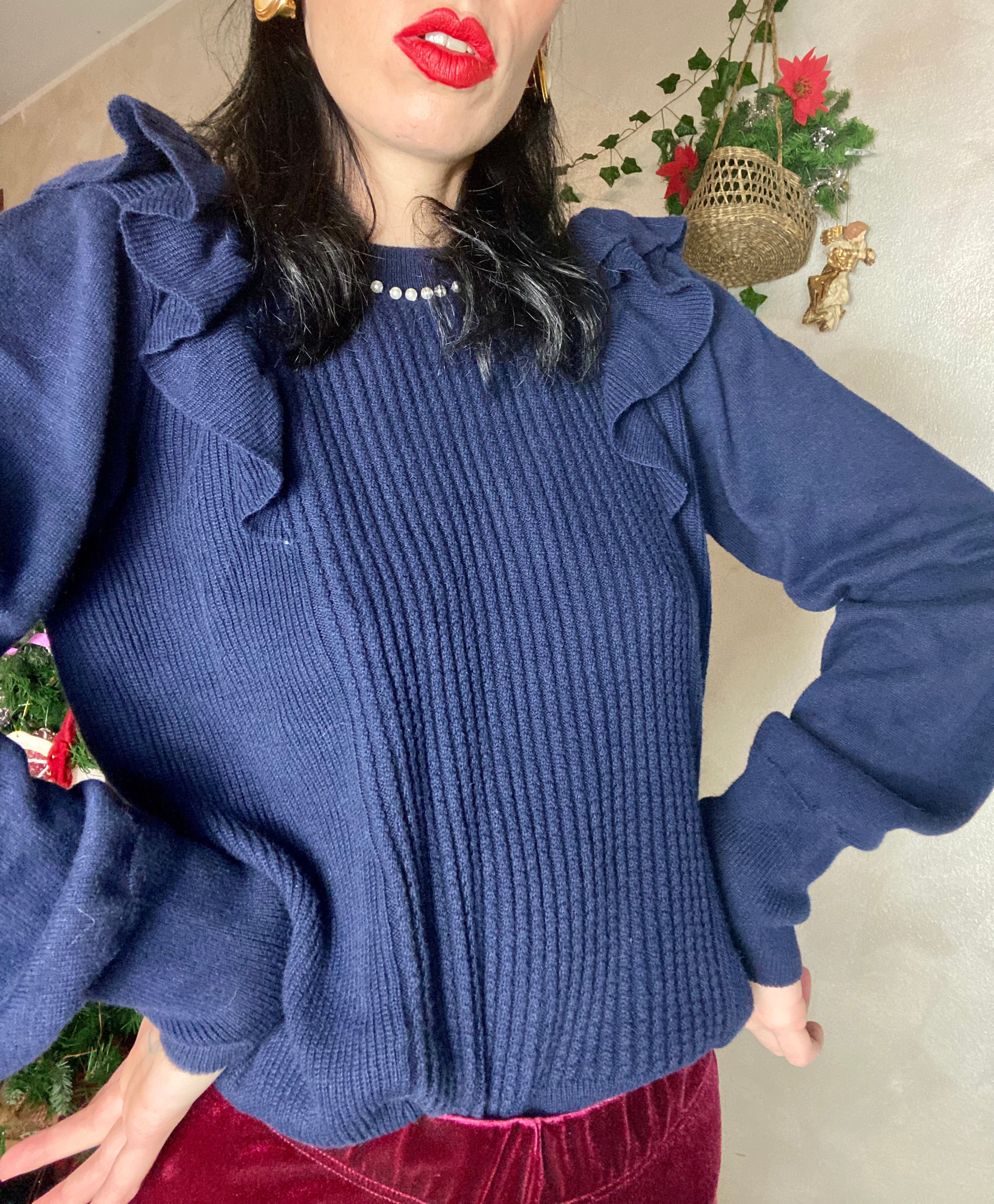 Maglione blu con ruches e collo di perle