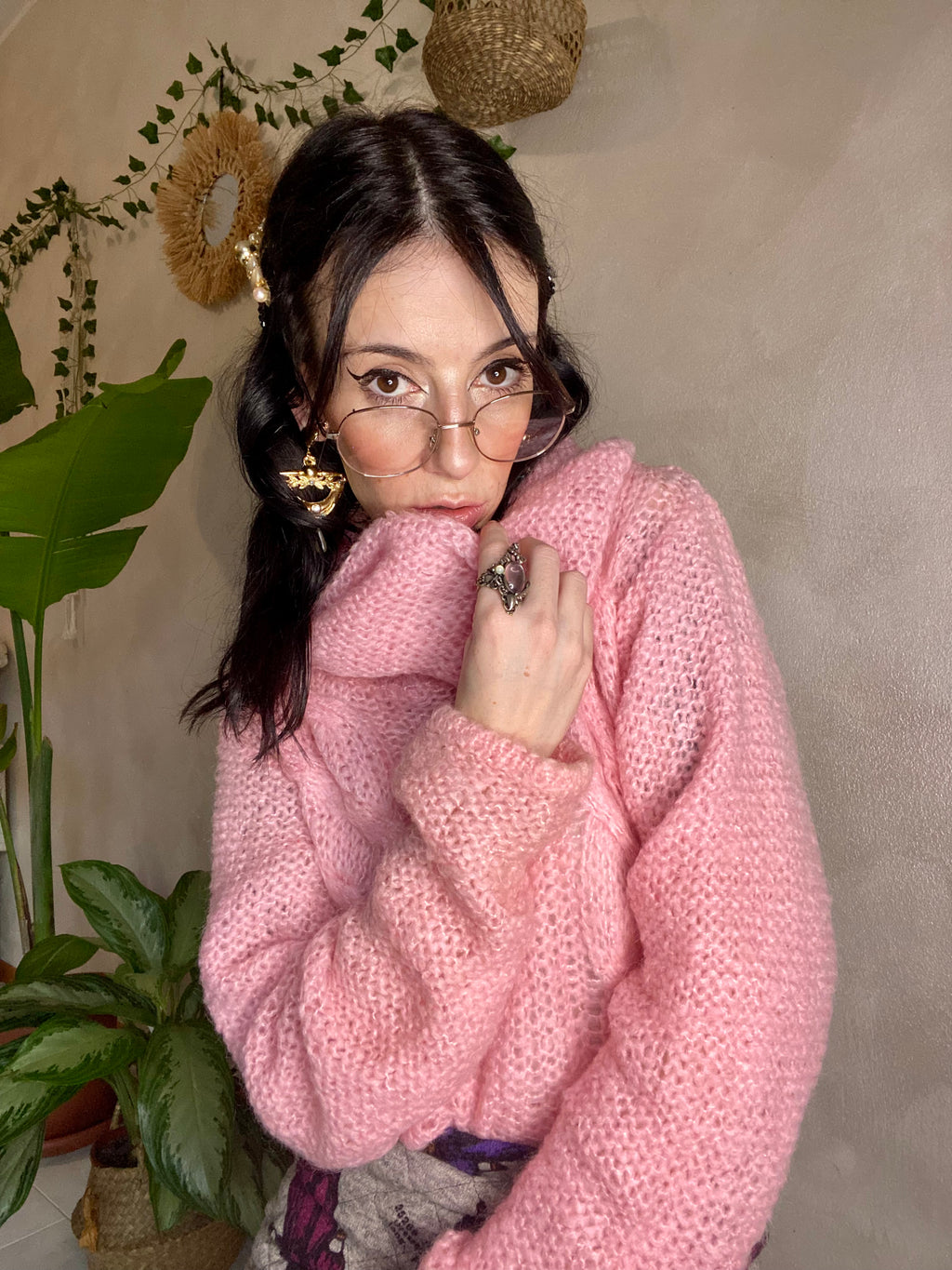 Maglione rosa a uncinetto a collo alto
