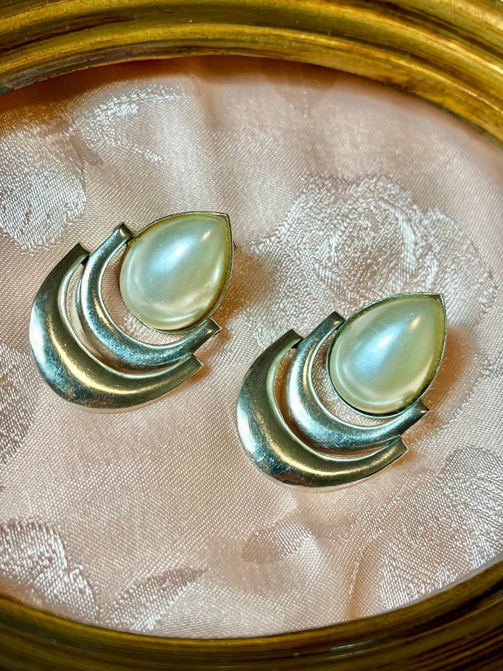 Orecchini argentati con perla