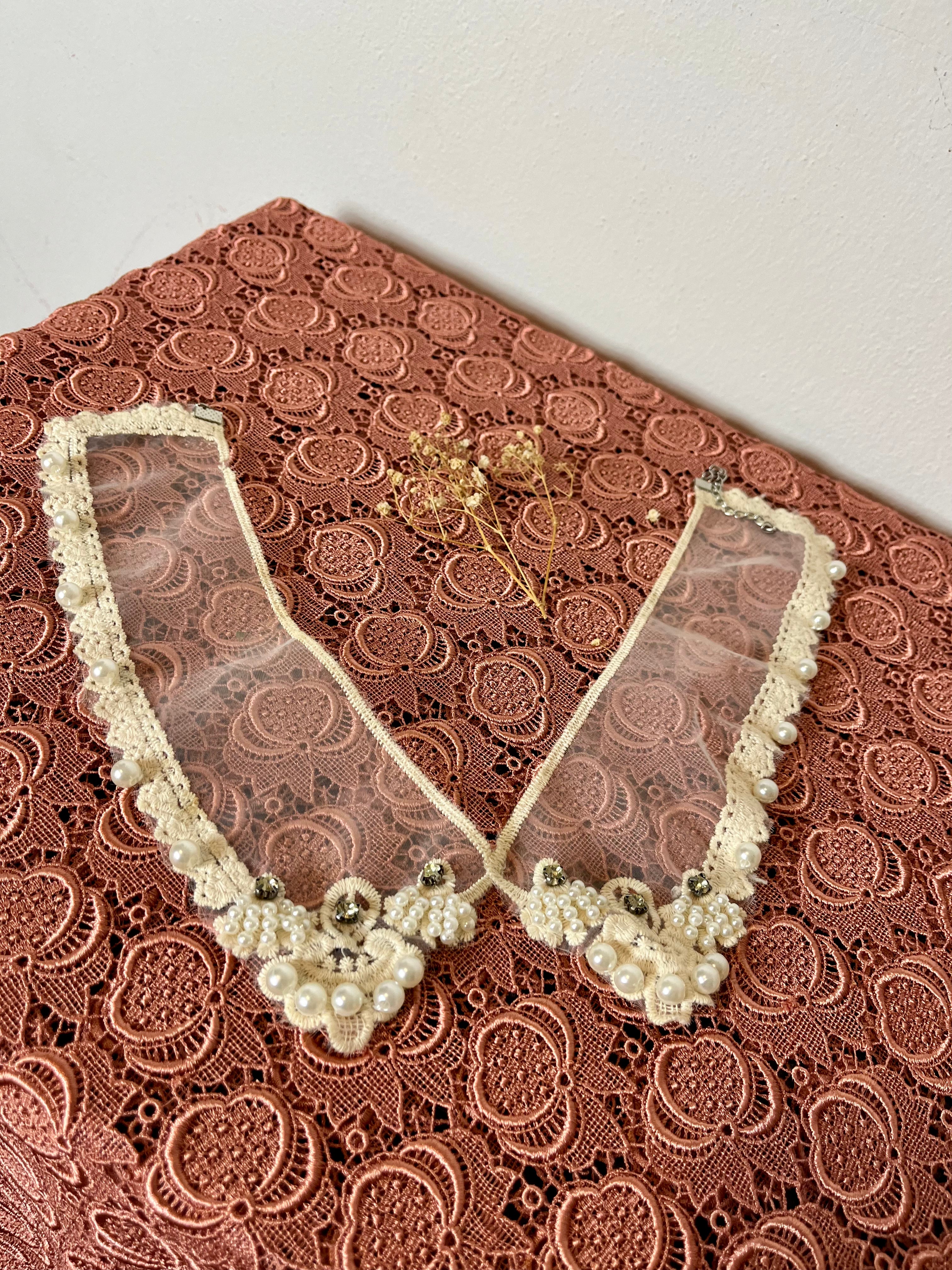 Colletto Wing in organza, perline e pizzo Macramè