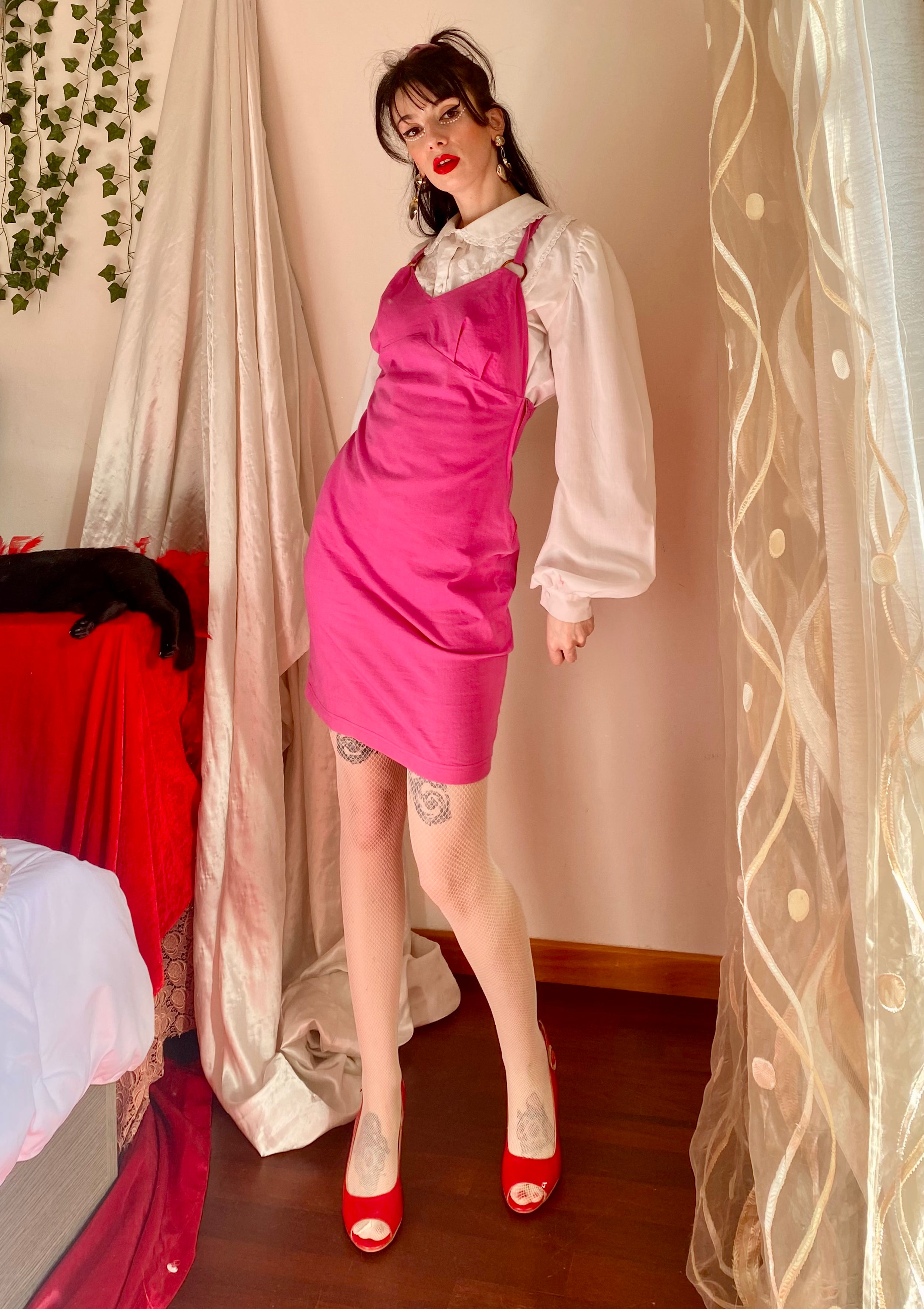 Robe rose à bretelles inversées