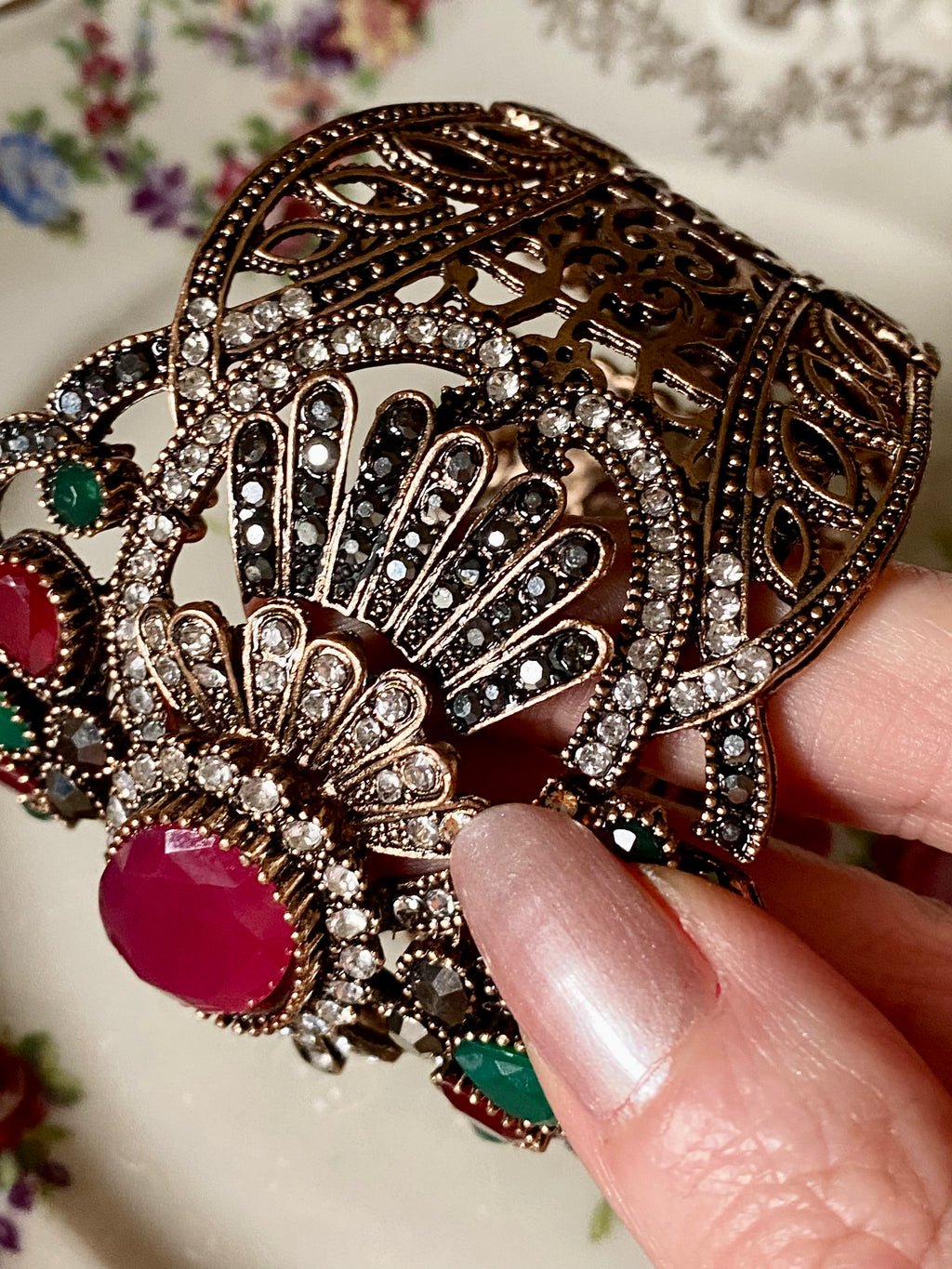 Bracciale rigido etnico con pietre e strass