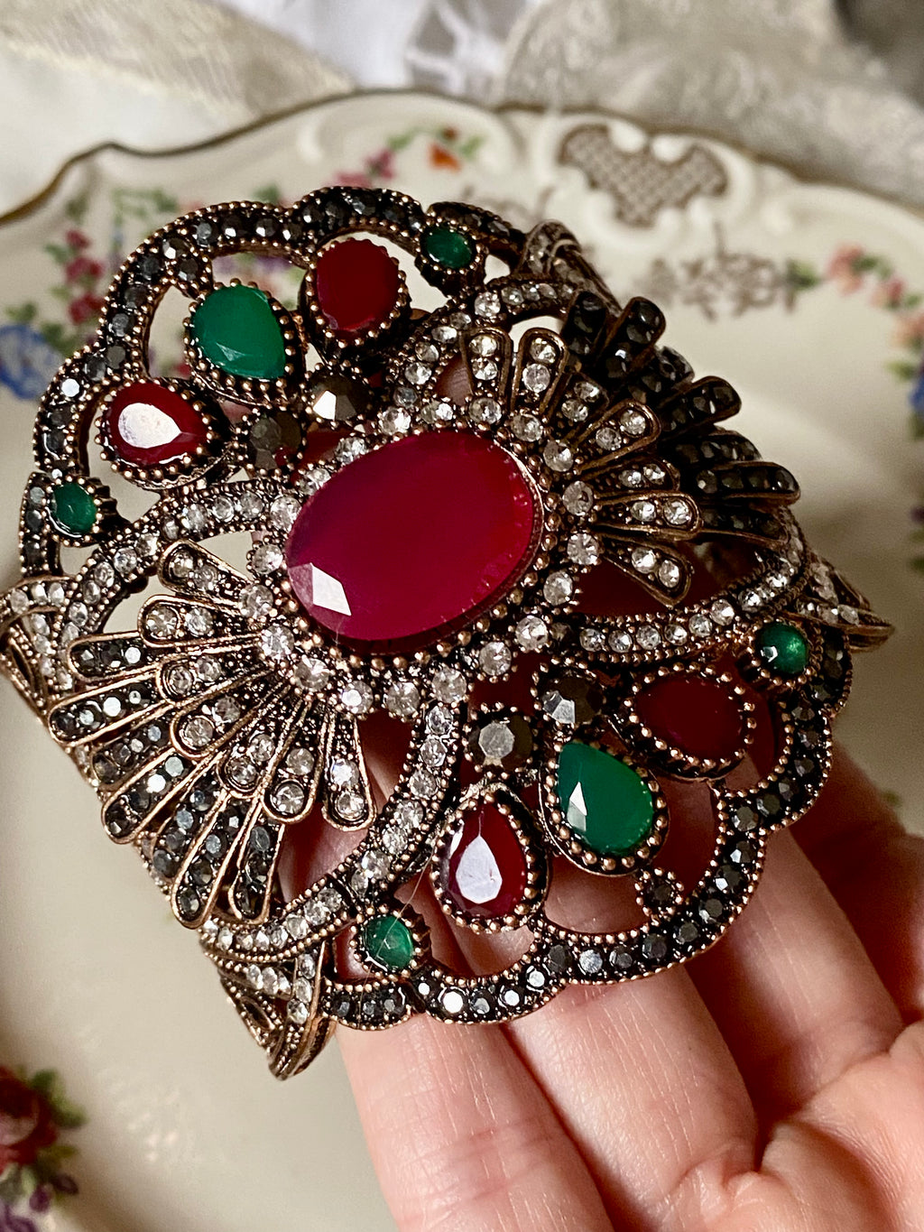 Bracciale rigido etnico con pietre e strass
