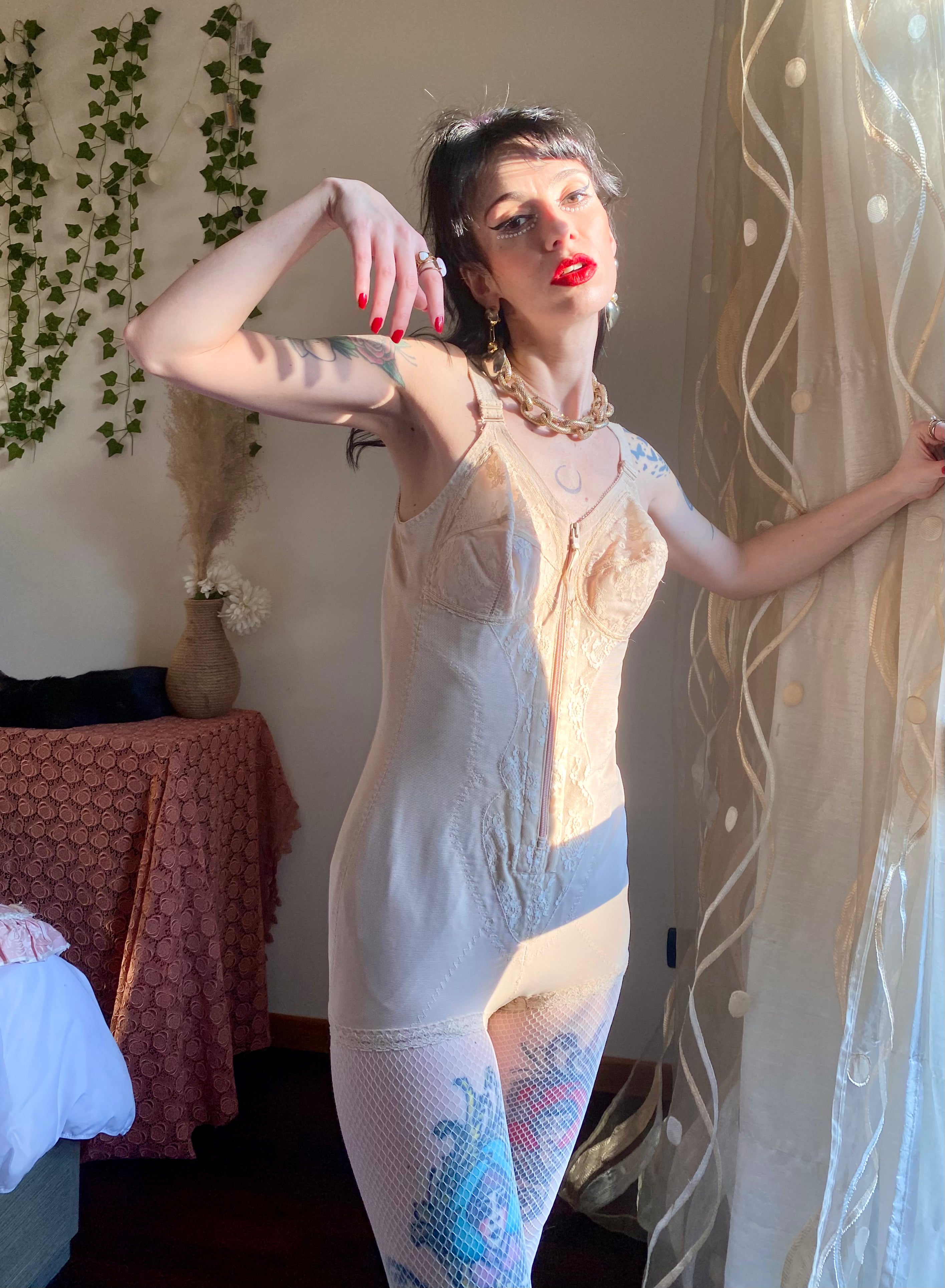 Guaina modellante a proiettile con dettagli in pizzo