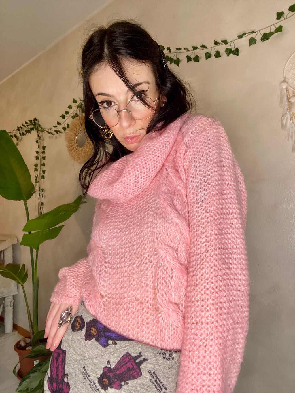 Maglione rosa a uncinetto a collo alto
